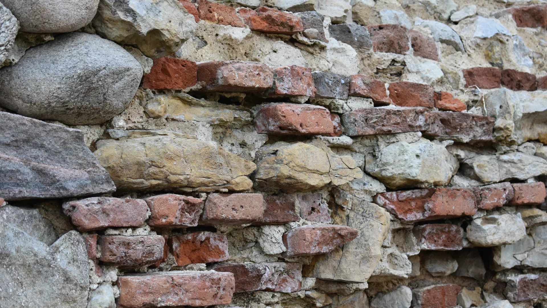 zamkowe mury z czasów średniowiecznych