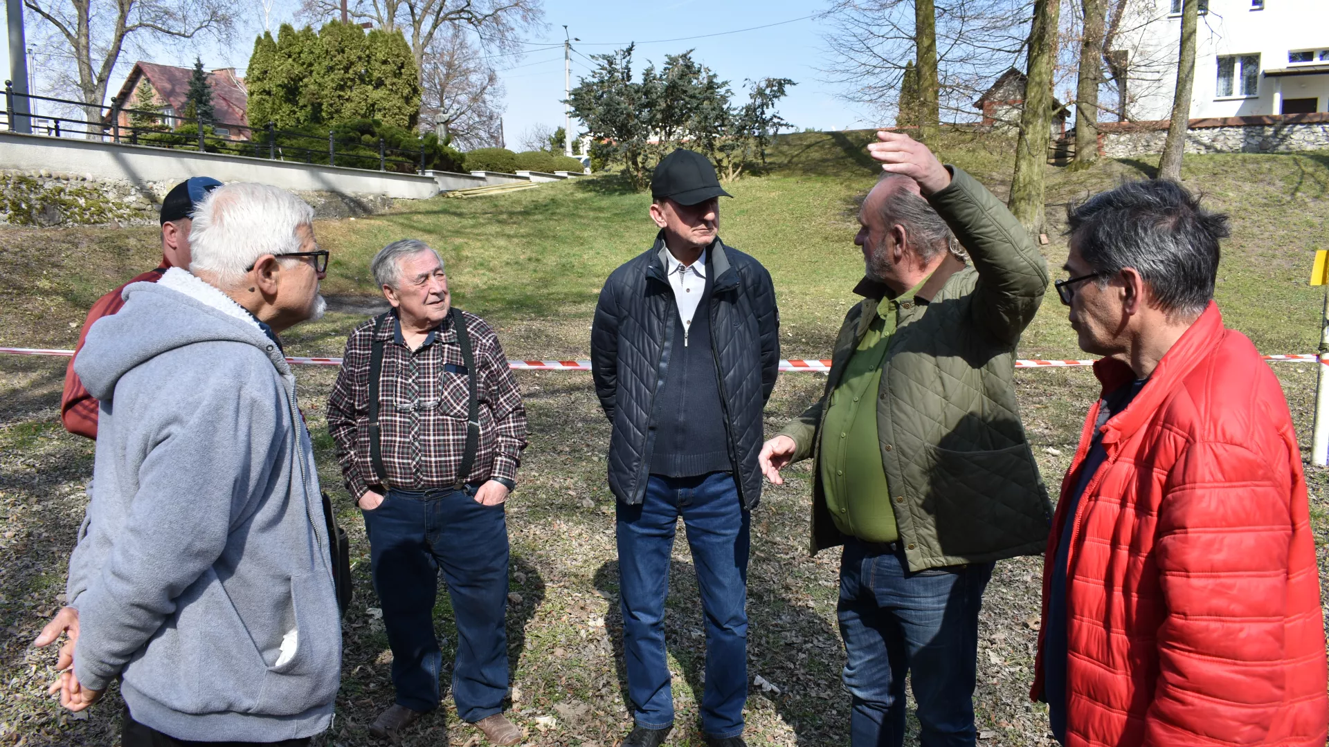 uczestnicy spotkania podczas rozmowy o murach