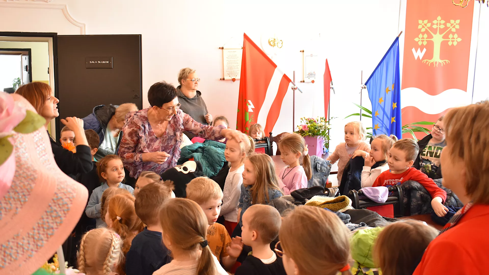 Zdjęcie przedszkolaków w Urzędzie Gminy Lipie