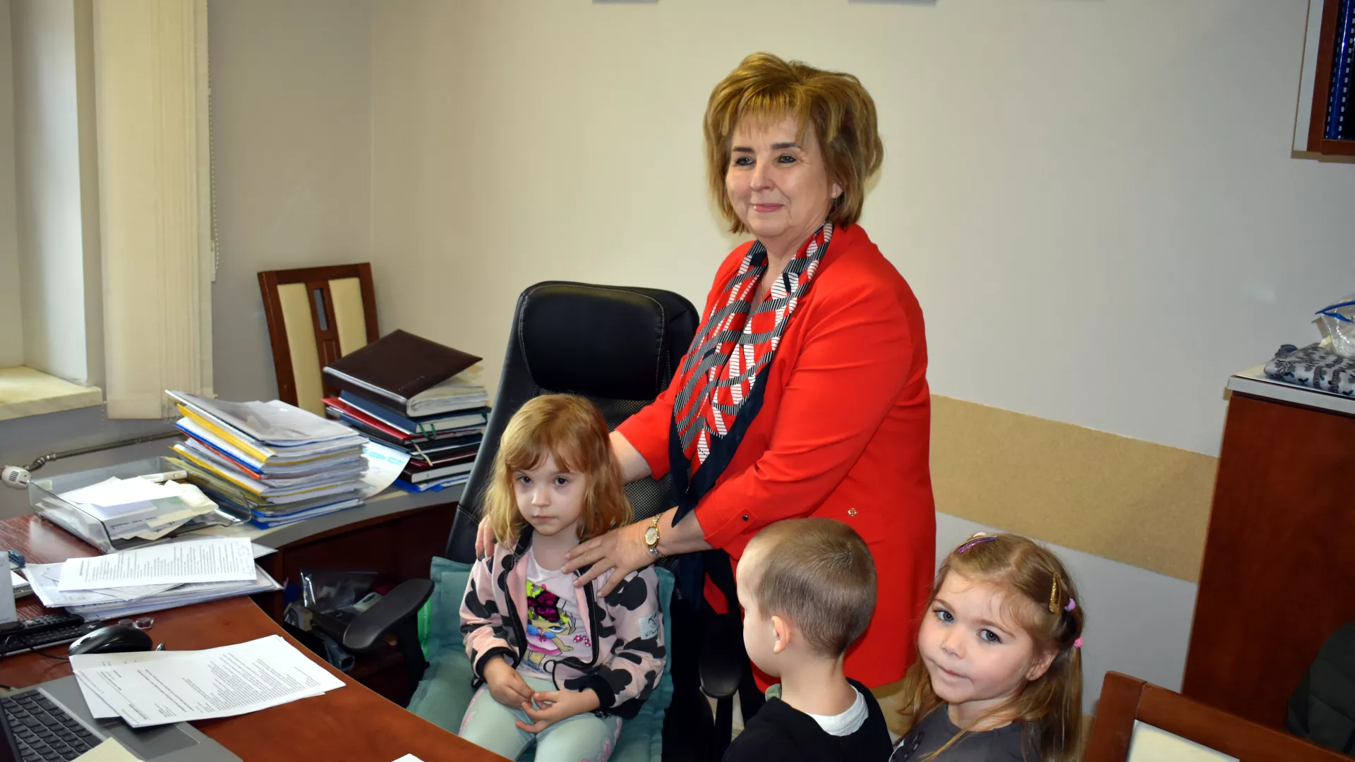 Zdjęcie przedszkolaków w Urzędzie Gminy Lipie