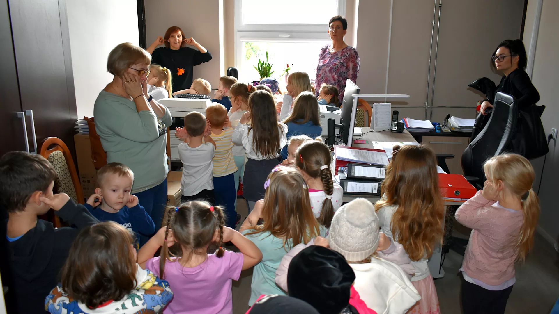 Zdjęcie przedszkolaków w Urzędzie Gminy Lipie