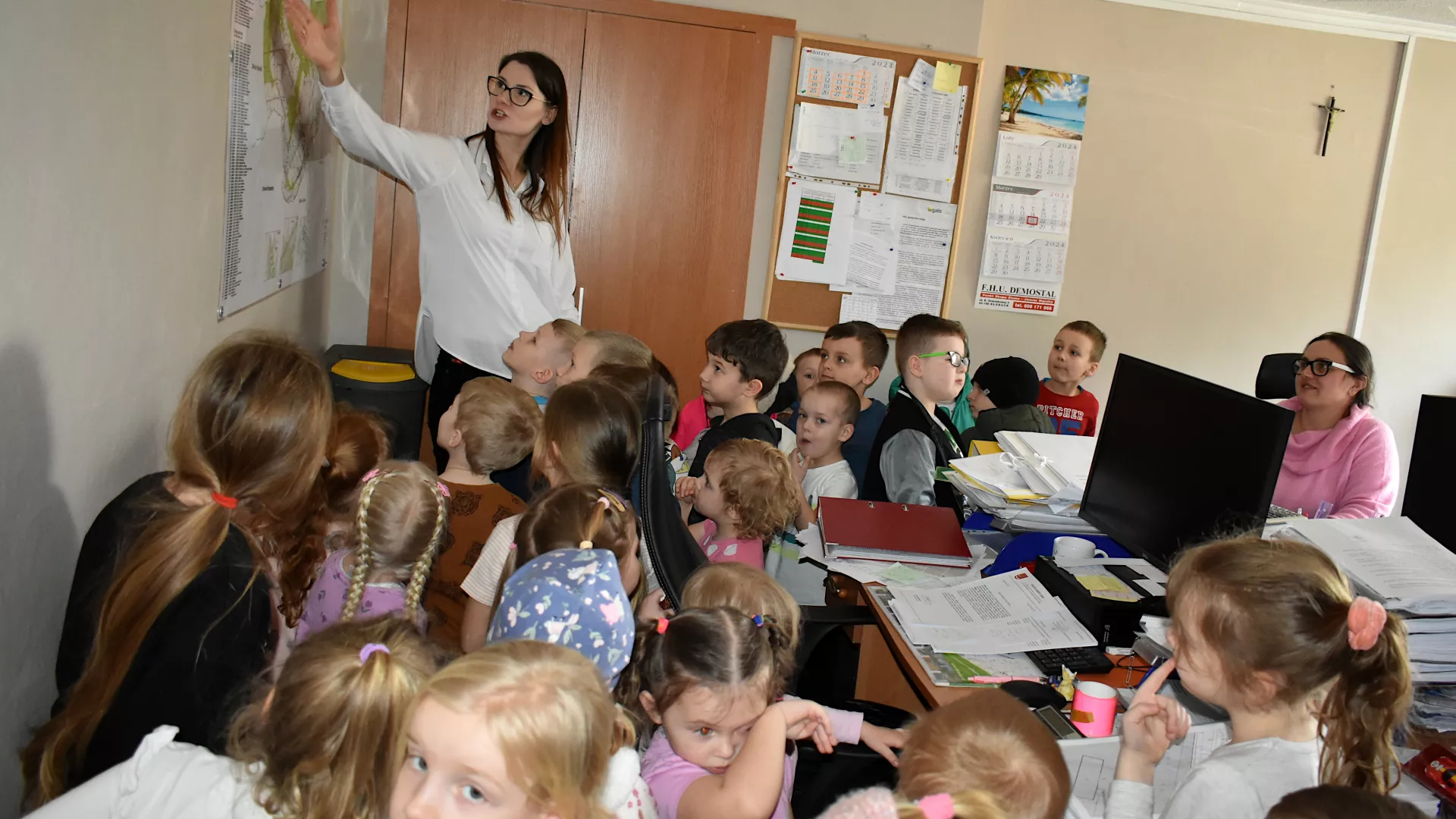Zdjęcie przedszkolaków w Urzędzie Gminy Lipie