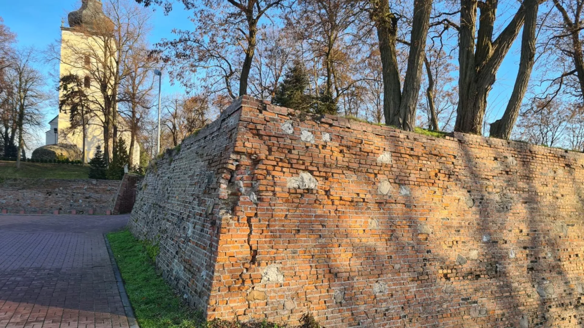Kościół w Dankowie i fragmentu murów obronnych zamku w Dankowie