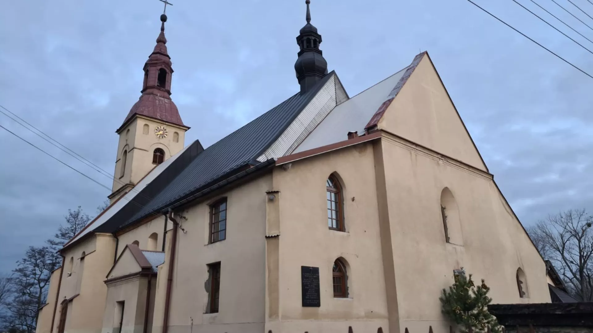 Budynek kościoła w Parzmiechach.