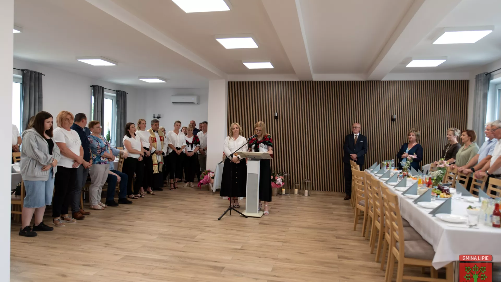 Goście i mieszkańcy w remizie wiejskiej w Grabarzach