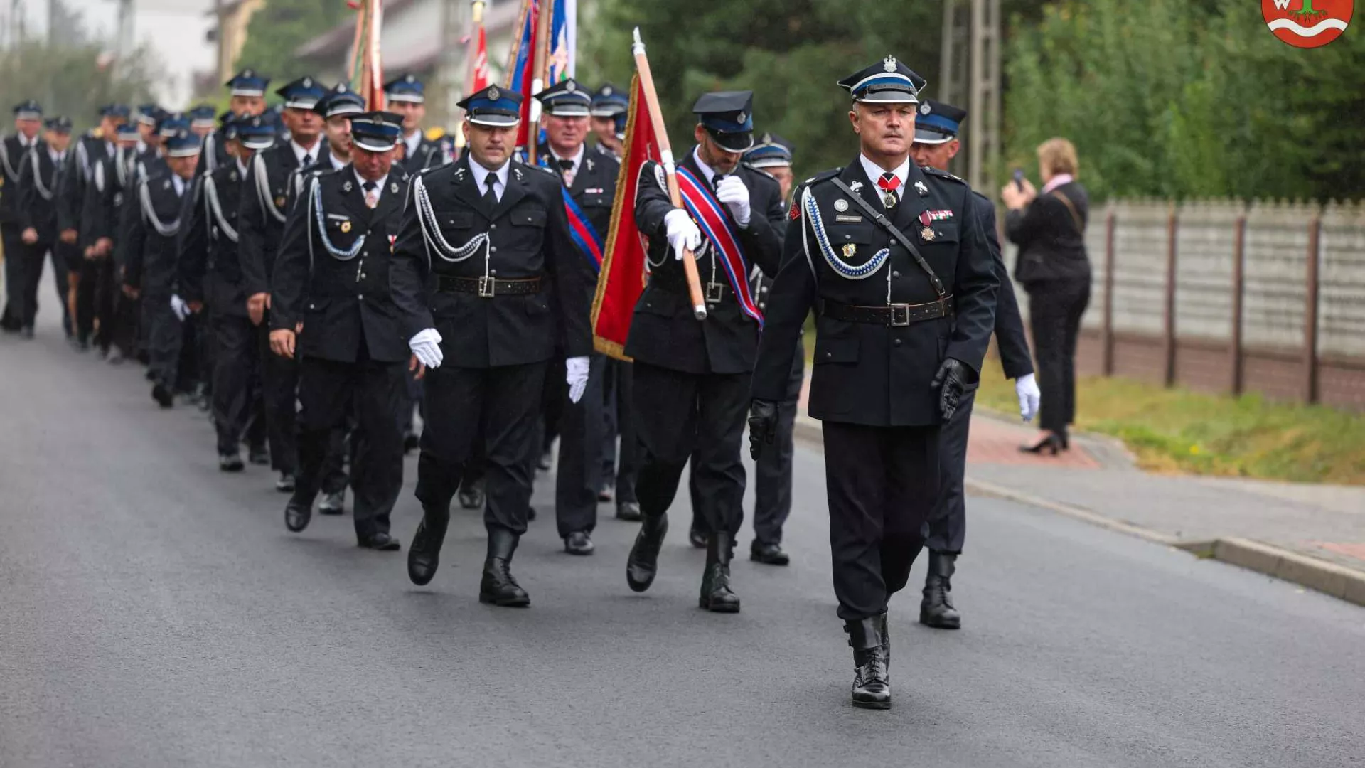 przemarsz pocztów sztandarowych na plac przed remizą 