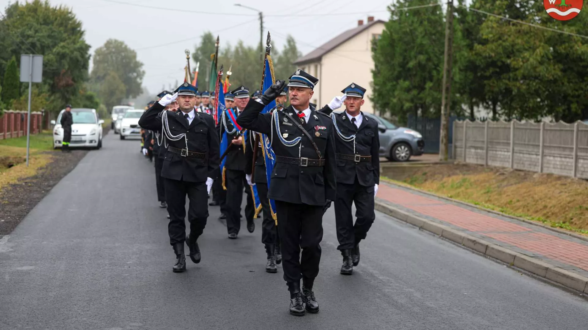przemarsz pocztów sztandarowych na plac przed remizą 
