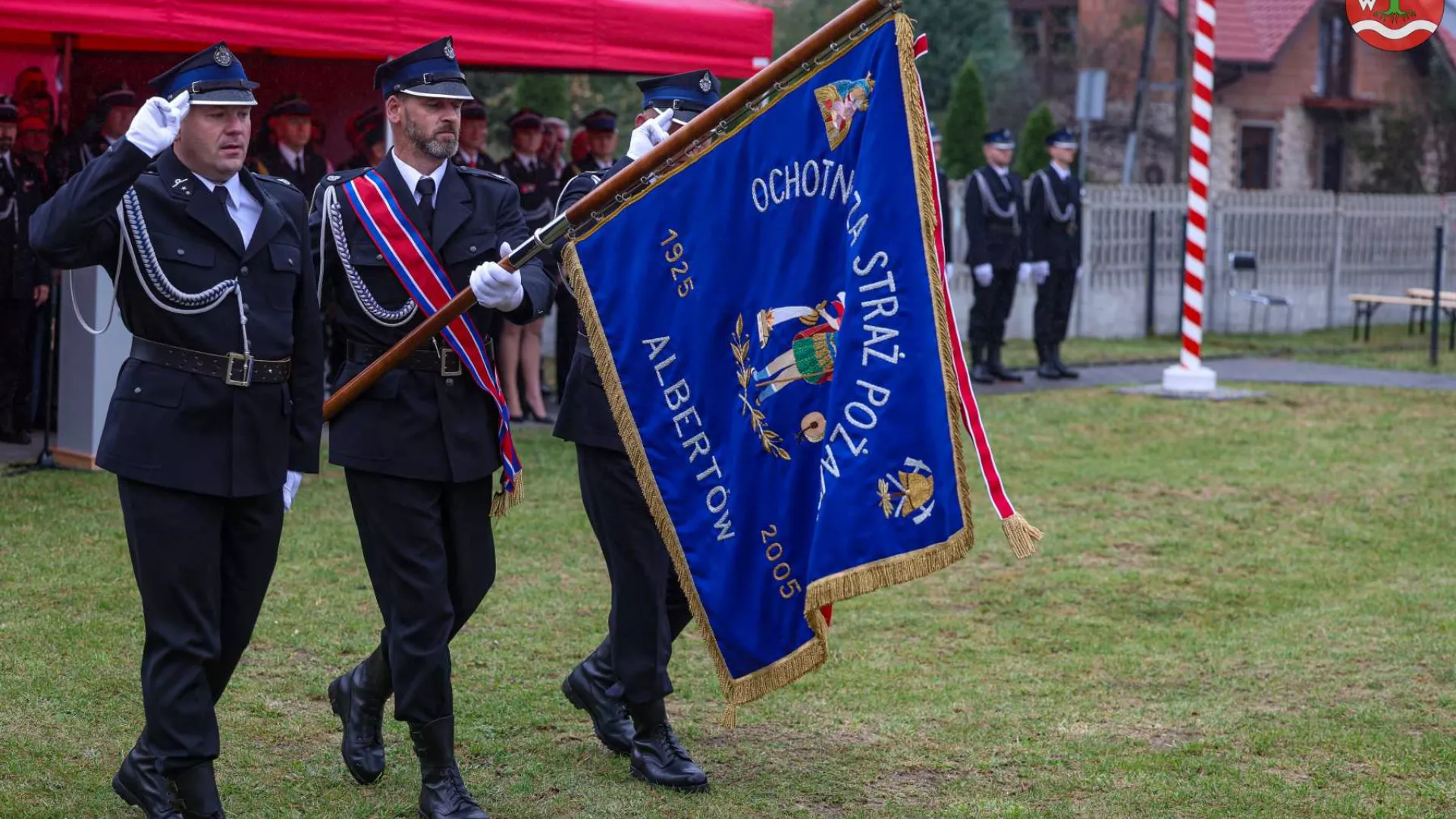 prezentacja odznaczenia na sztandarze 