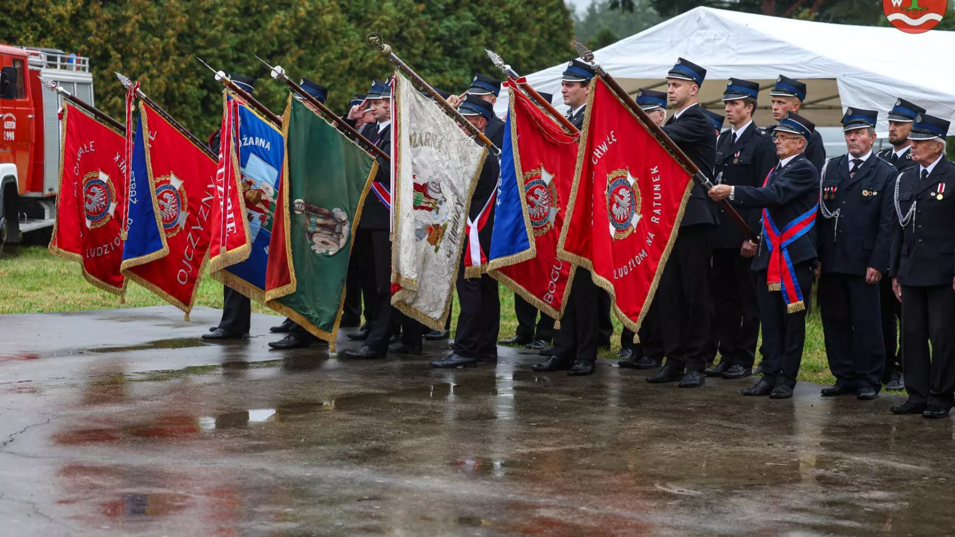 poczty sztandarowe na placu przed remizą 