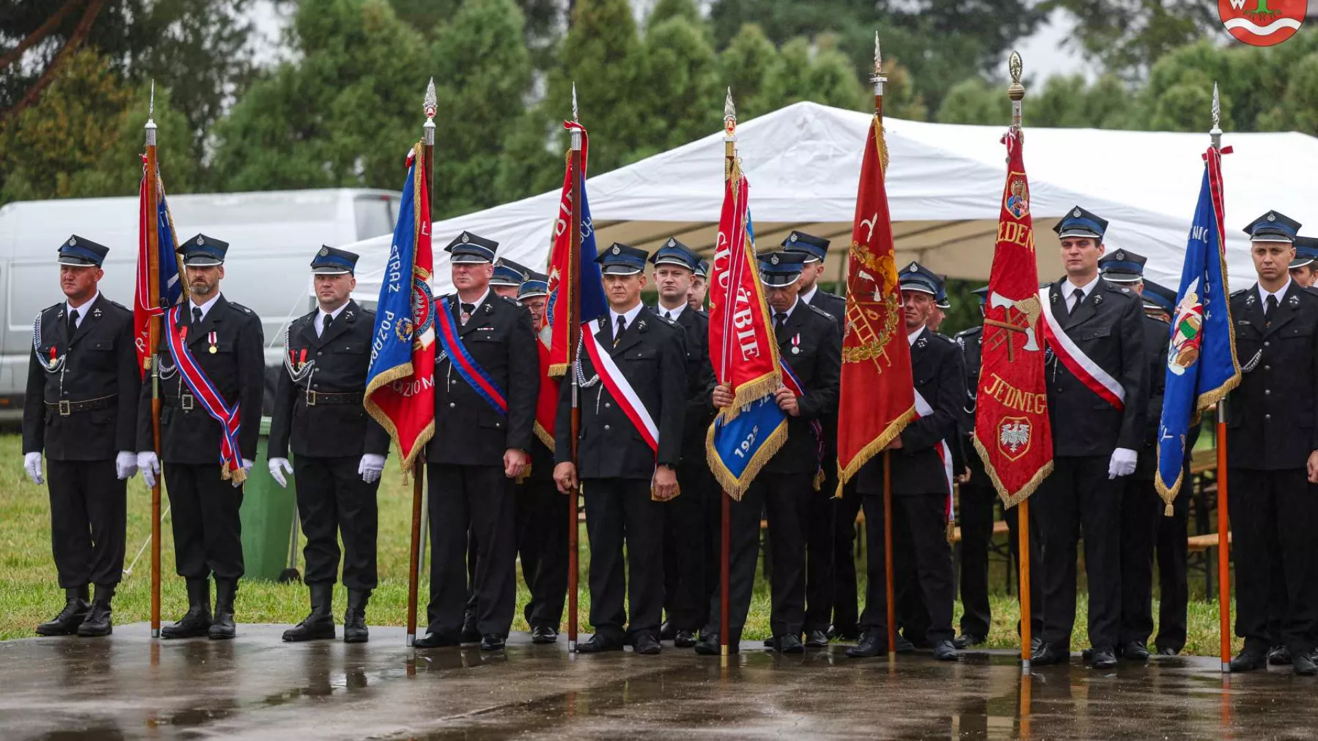 poczty sztandarowe przed na placu przed remizą 