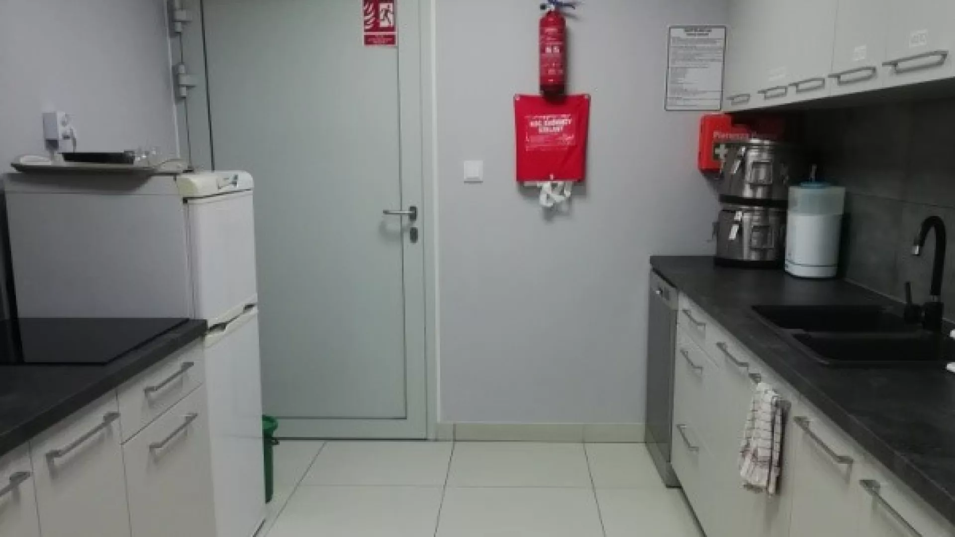 Doskonale wyposażona kuchnia, w której w formie cateringowej serwowane są posiłki zgodnie z normami i wytycznymi.