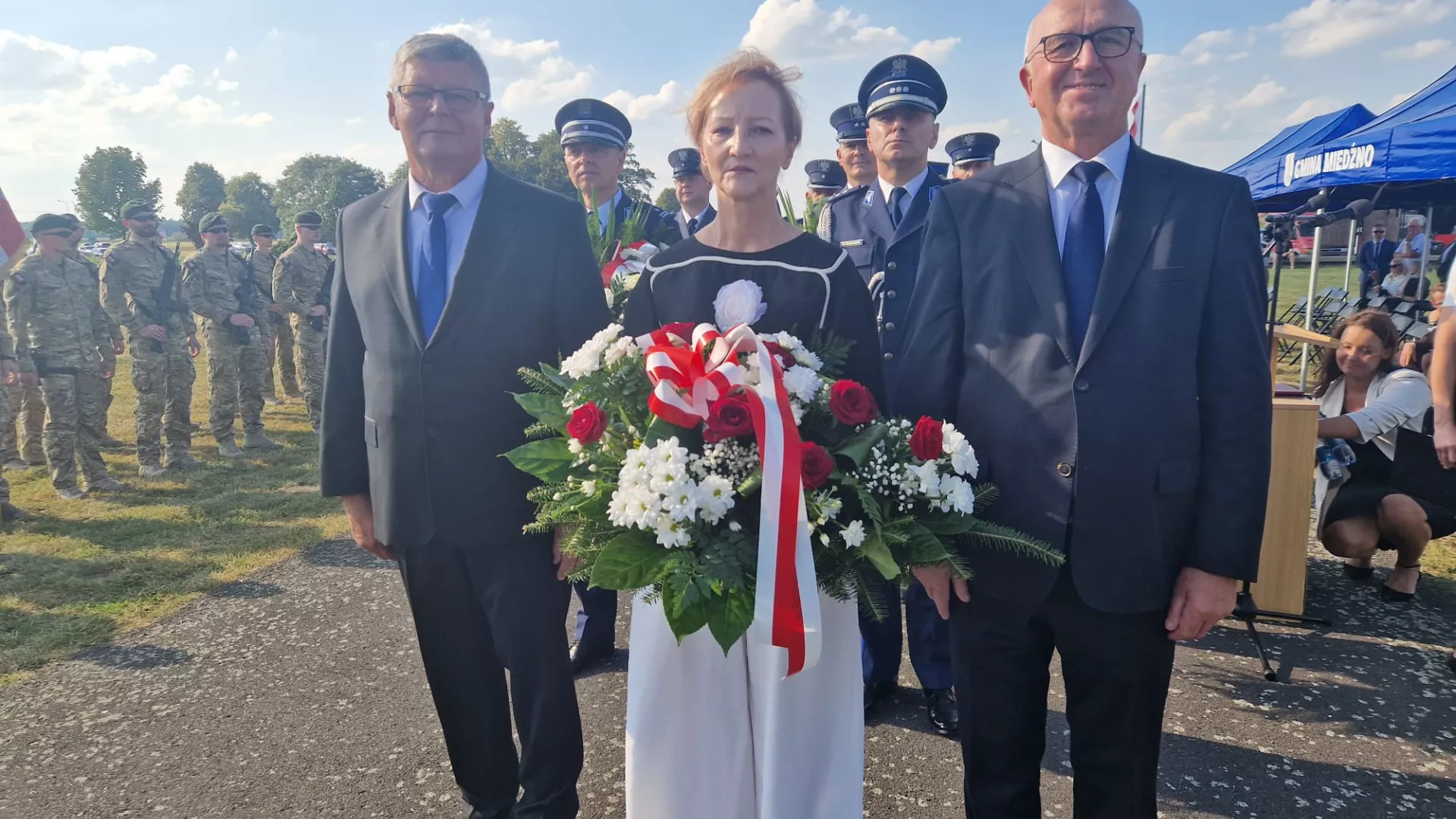 Delegacja Gminy Lipie składa kwiaty pod pomnikiem w Mokrej.