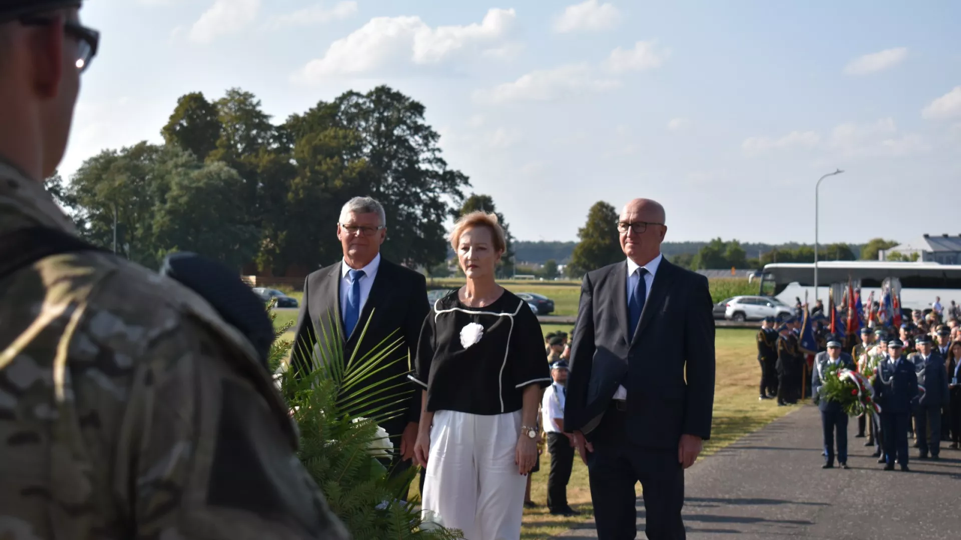 Delegacja Gminy Lipie składa kwiaty pod pomnikiem w Mokrej.