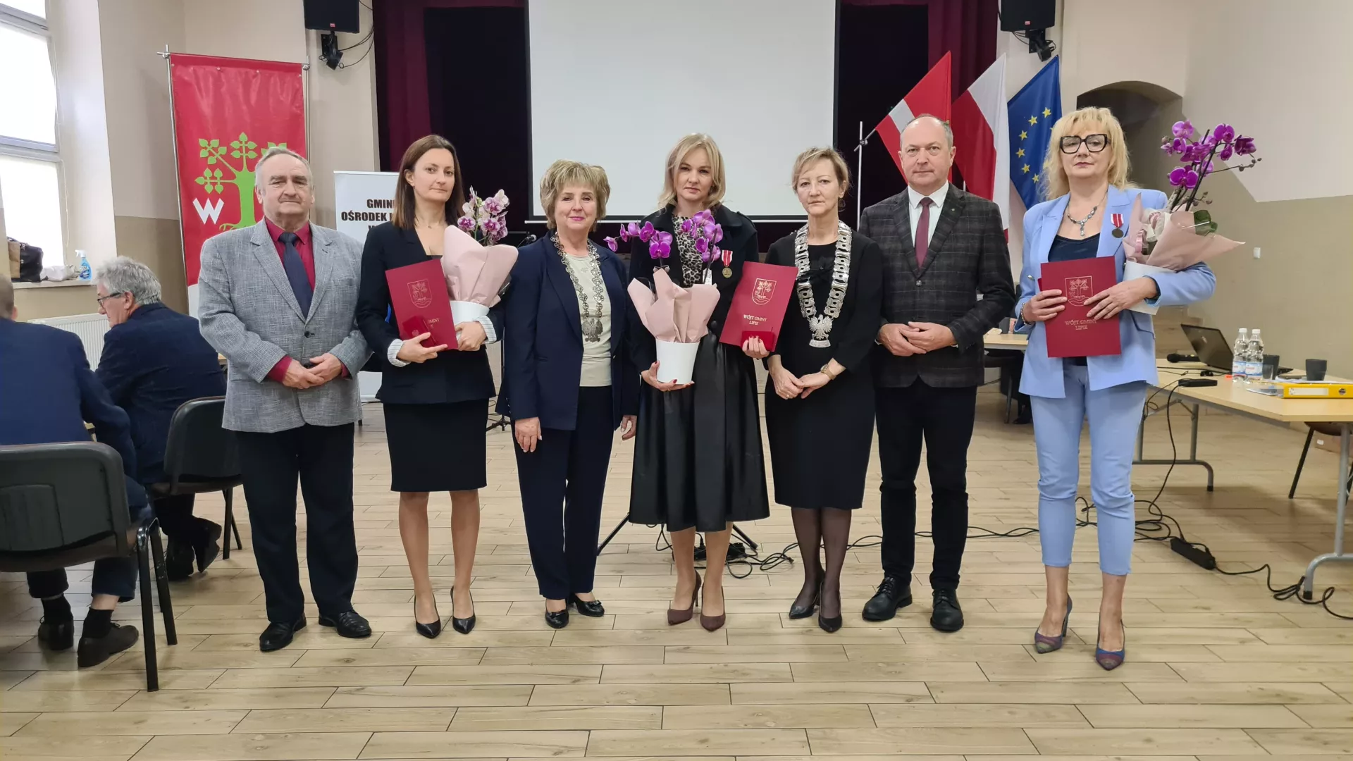 Osoby wyróżnione wraz z wręczającymi wyróżnienia.