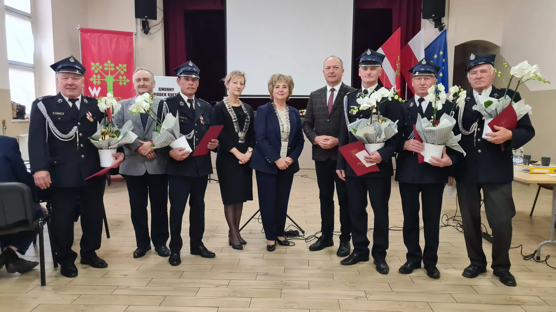 Osoby wyróżnione wraz z wręczającymi wyróżnienia.