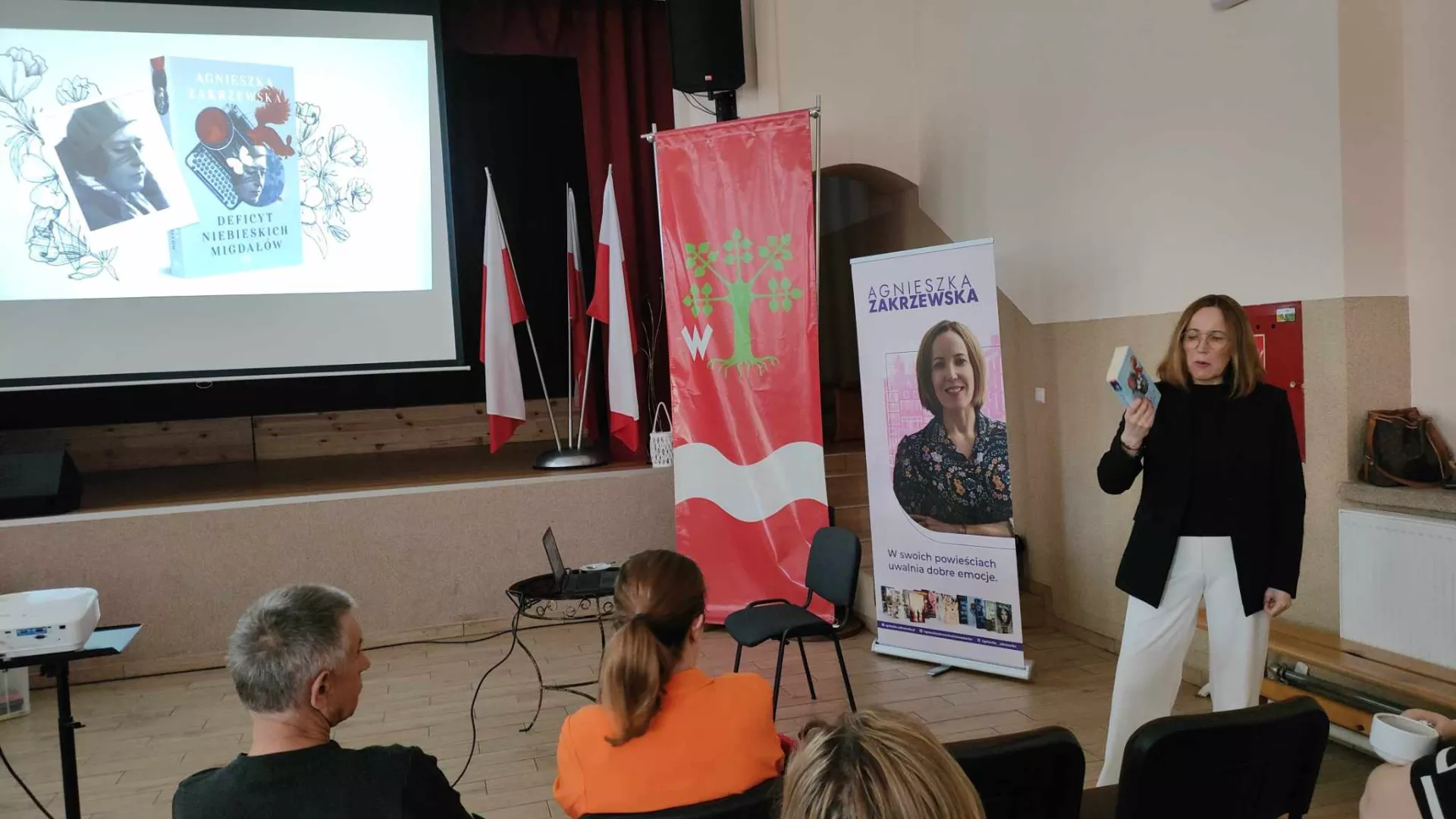 Pisarka opowiada o swojej twórczości, inspiracjach oraz drodze, którą przeszła, aby osiągnąć sukces literacki