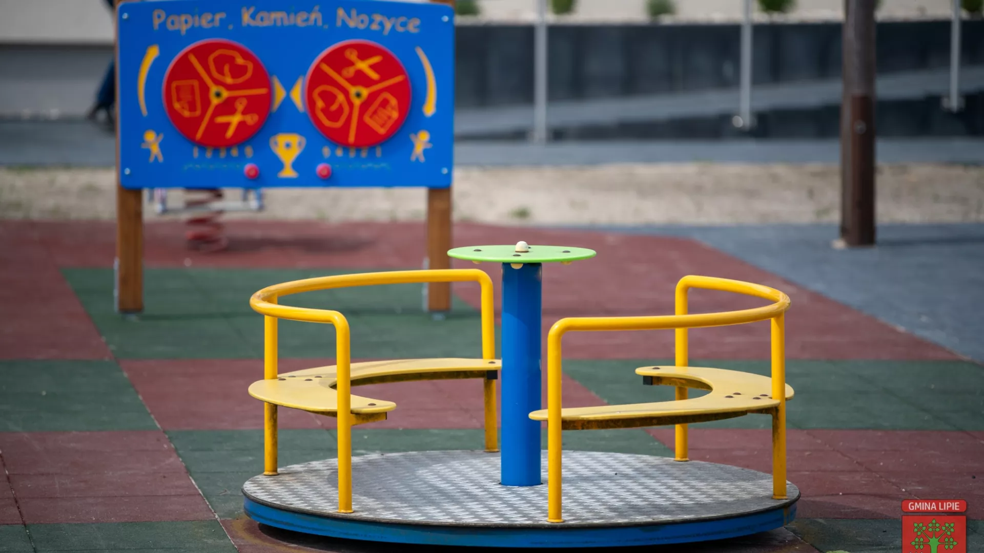 Plac zabaw przed remizą wiejską w Grabarzach