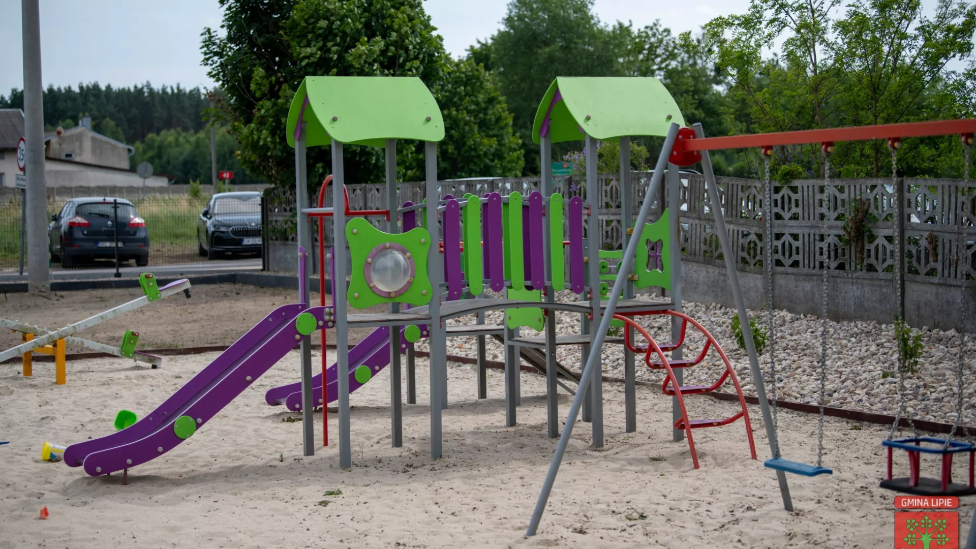 Plac zabaw przed remizą wiejską w Grabarzach