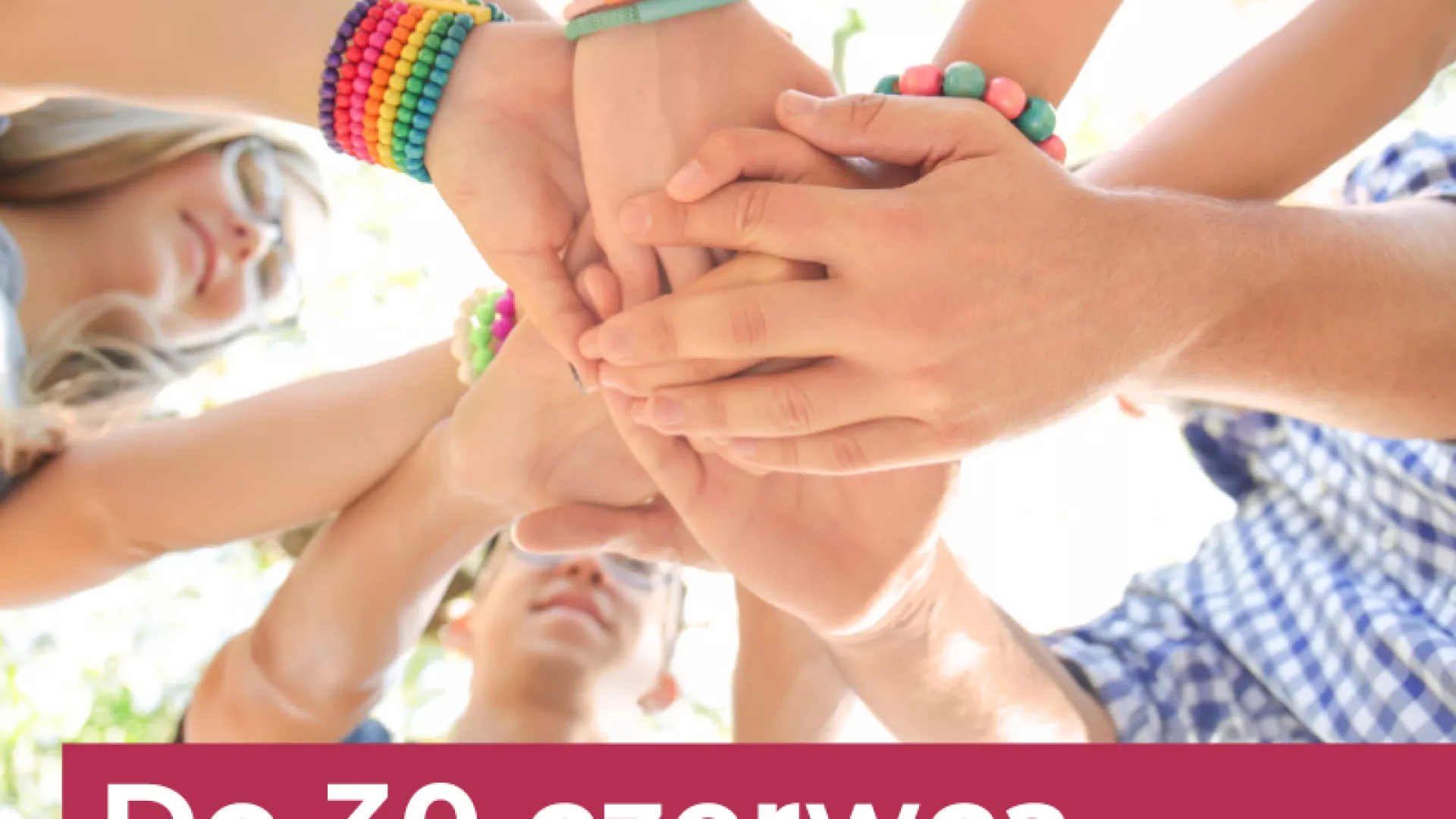 Plakat 1 przedstawia złączone w przyjacielskim uścisku dłonie dzieci.