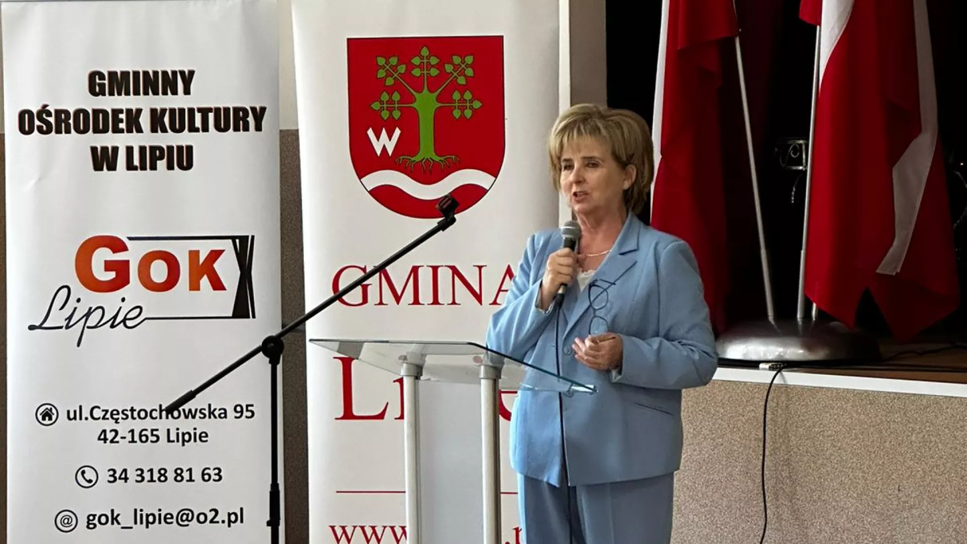 Wójt Gminy Lipie występuje w sali GOK w Lipiu podczas konferencji "Stop przemocy i krzywdzeniu dzieci".