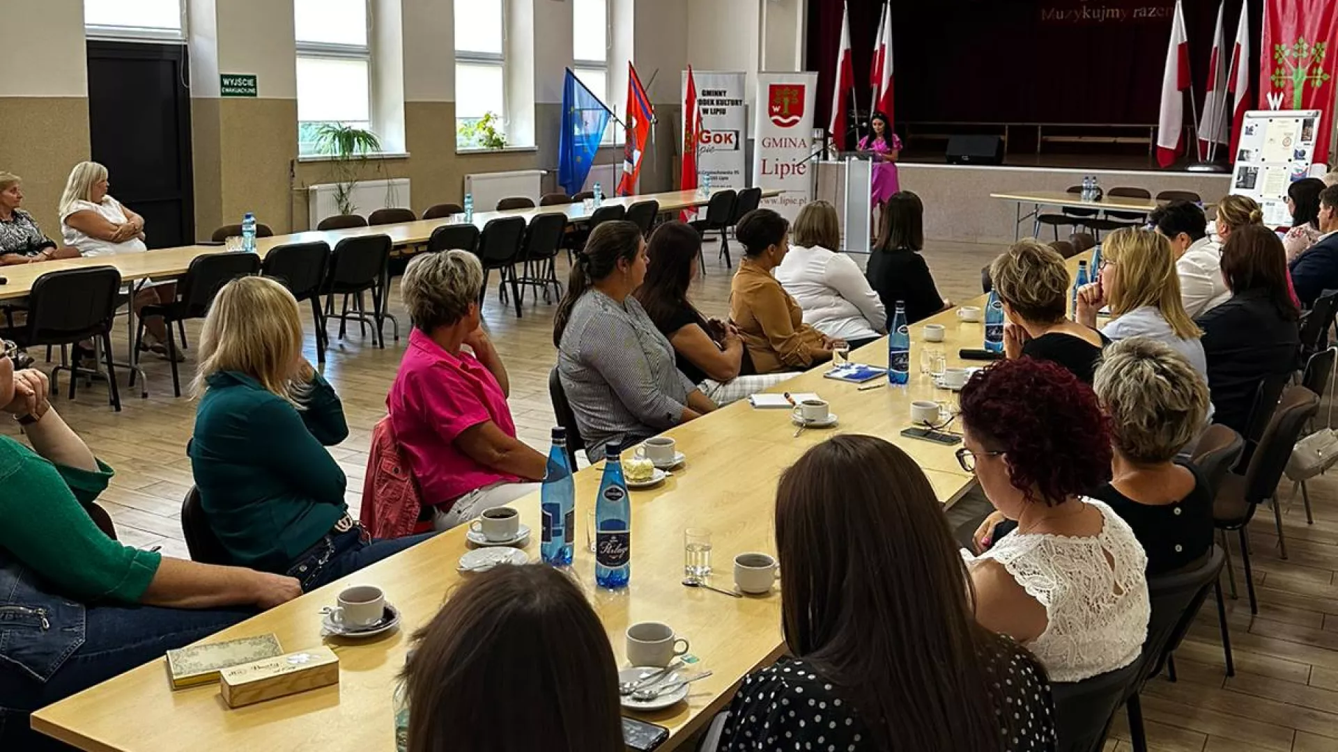 W sali GOK w Lipiu zasiadają uczestnicy i słuchacze konferencji "Stop przemocy i krzywdzeniu dzieci".