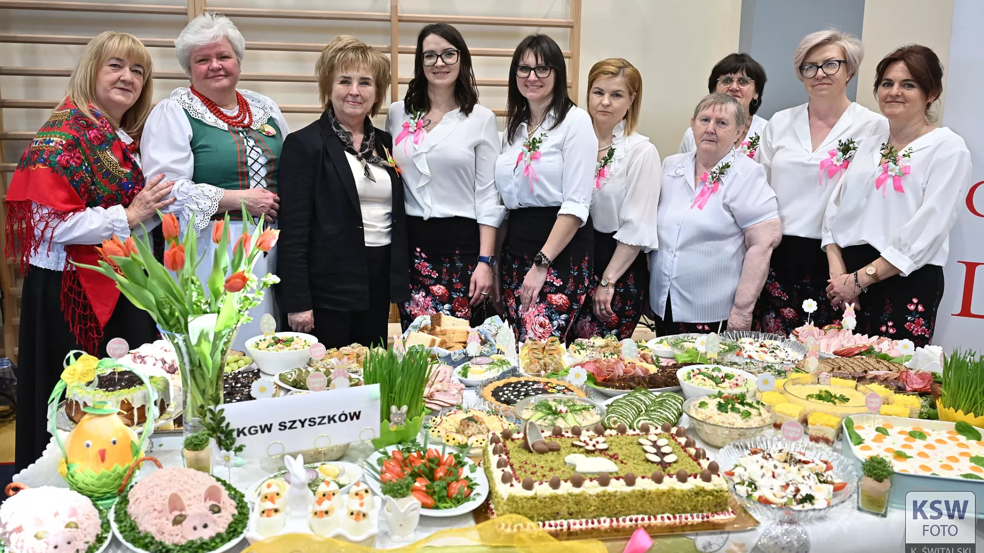Reprezentantki gminy Lipie za stołem zastawionym wielkanocnymi smakołykami.