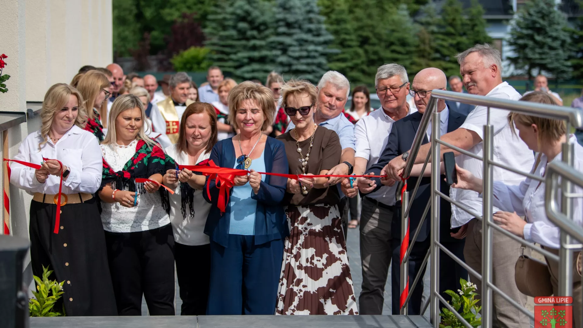 Przecięcie wstęgi przed remizą wiejską w Grabarzach