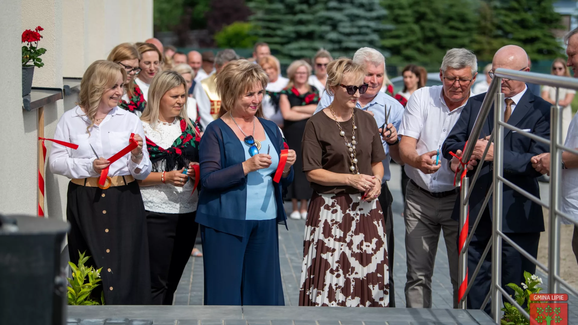 Przecięcie wstęgi przed remizą wiejską w Grabarzach