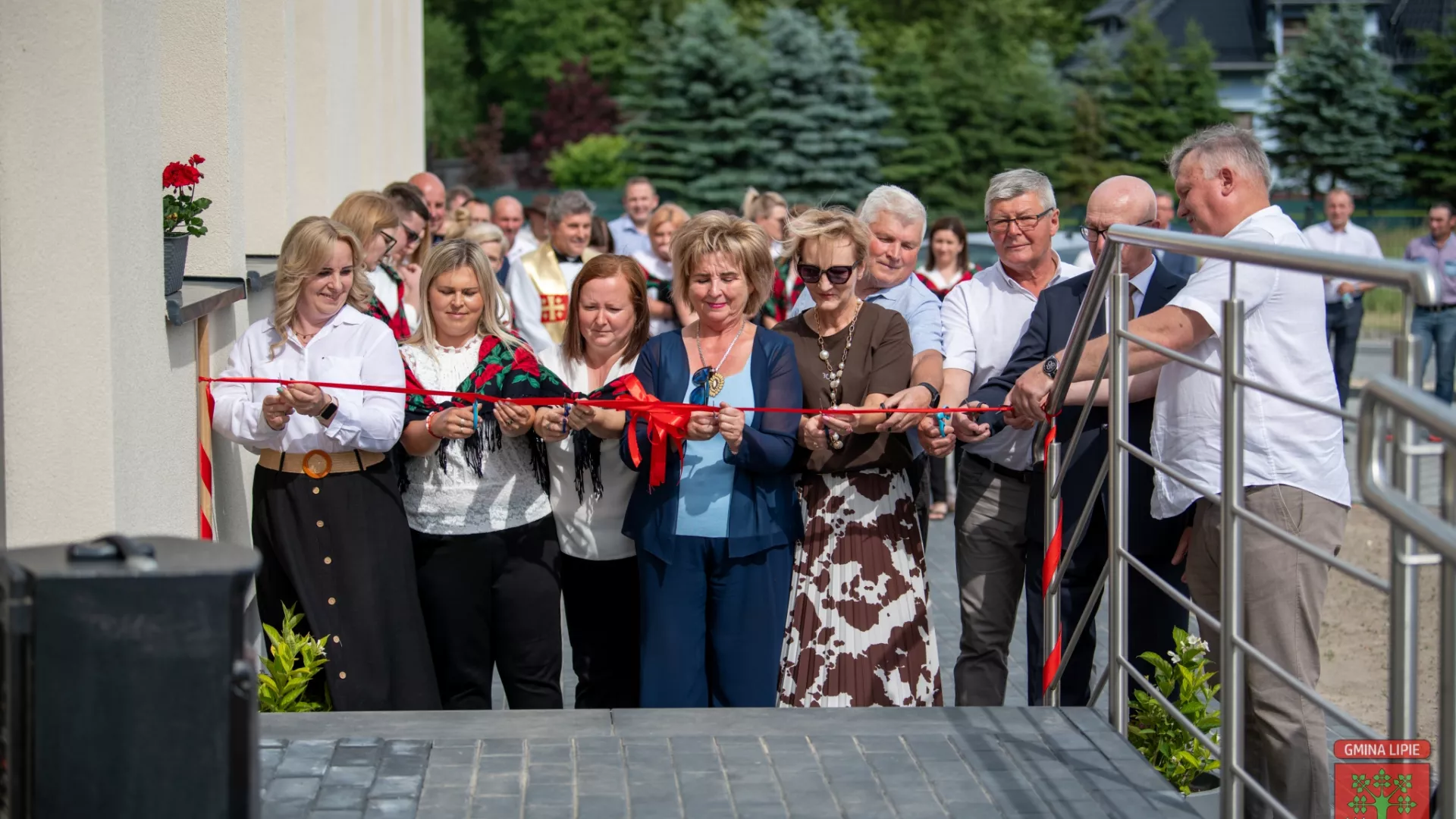 Przecięcie wstęgi przed remizą wiejską w Grabarzach