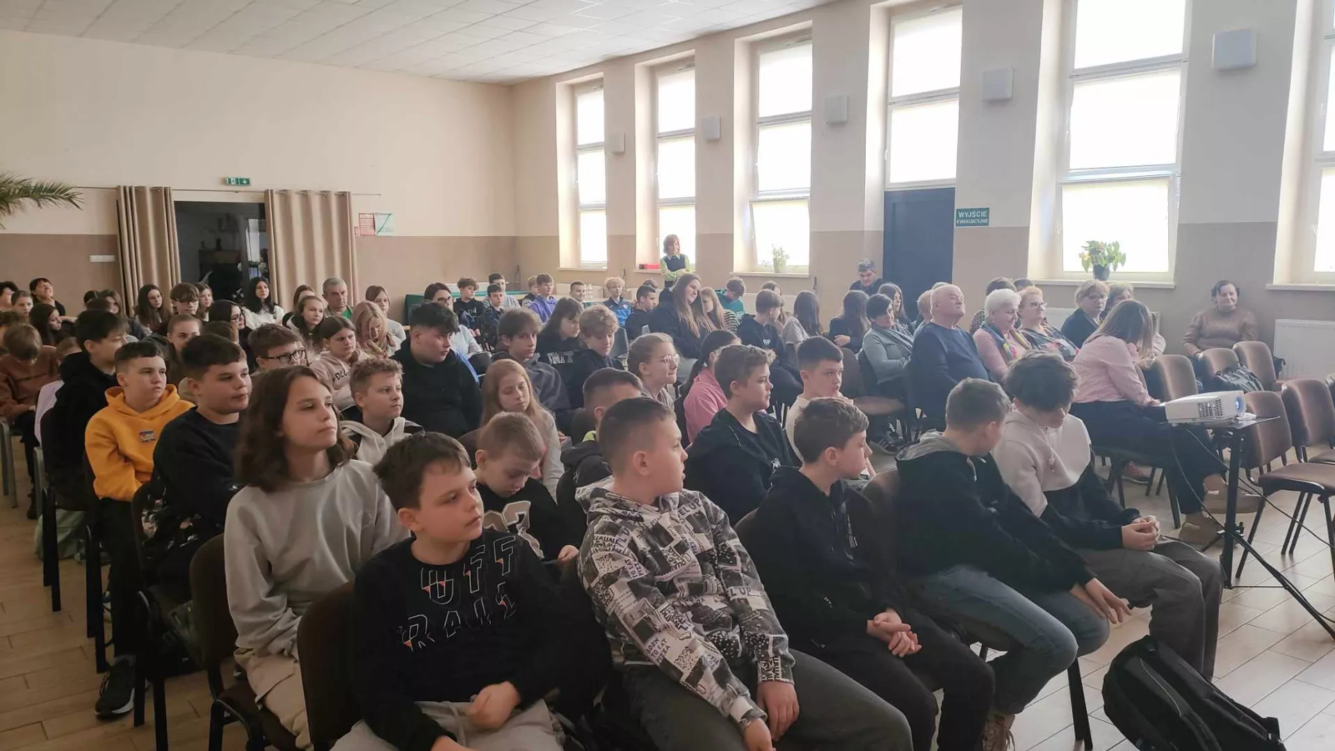 Uczestnicy spotkania z podróżnikiem w sali głównej GOK.