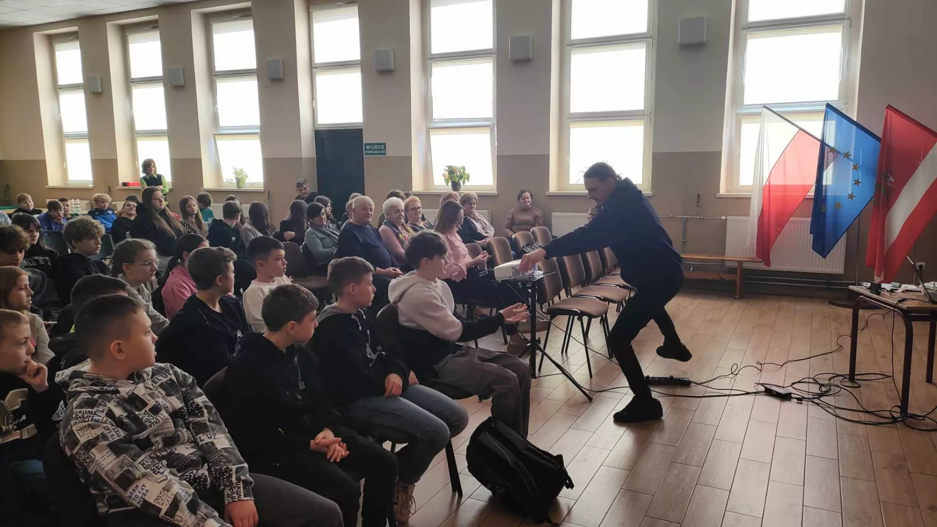 Podróżnik ekspresywnie opowiada o swoich eskapadach.