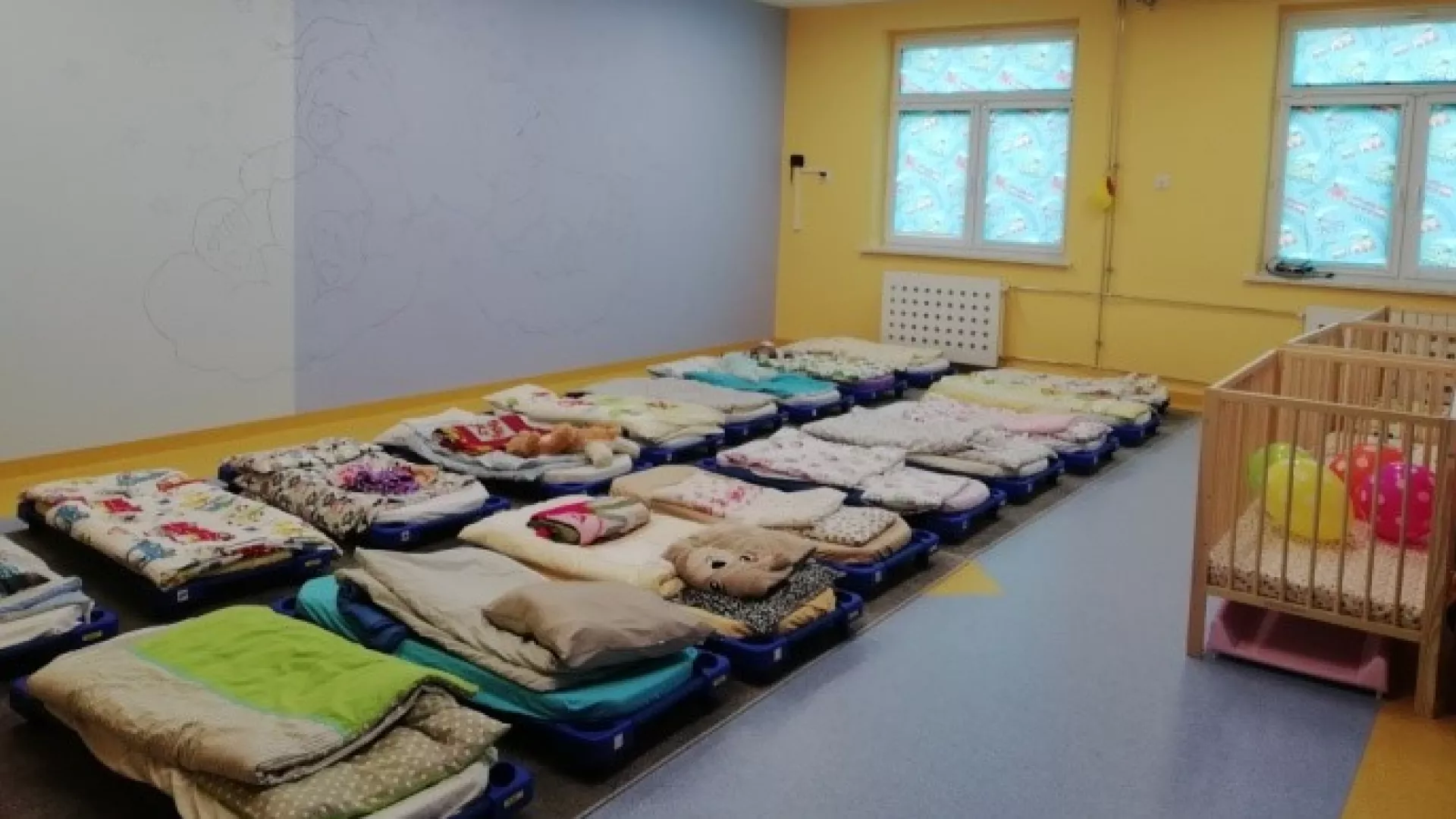 Sypialnia do leżakowania i odpoczynku po zabawie, wyposażona w leżaczki i łóżeczka