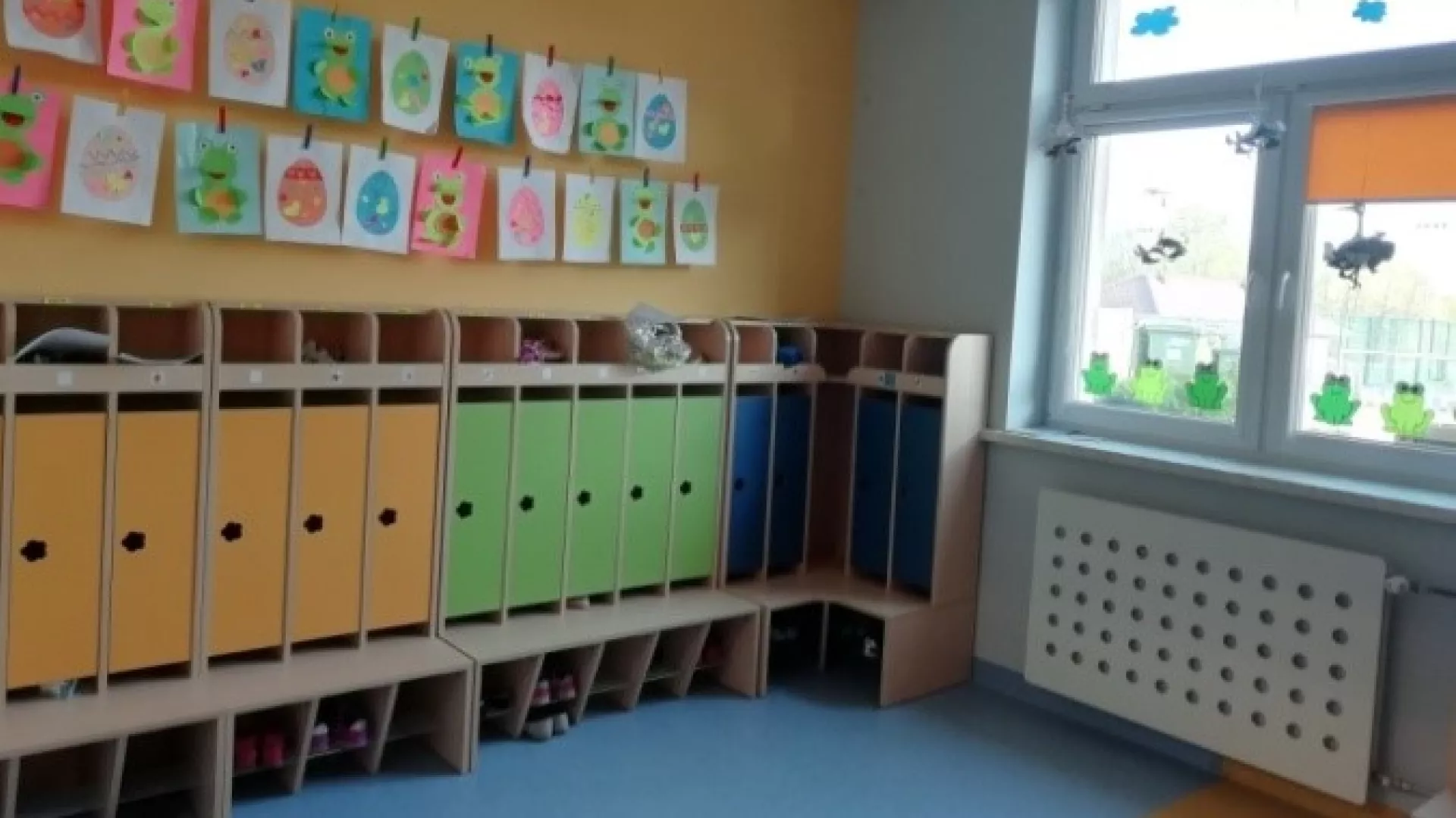 Przestrzenna szatnia i korytarz, które sprawiają, że żłobek jest miejscem idealnym dla małych dzieci. Piękna, kolorowa elewacja wewnętrzna, gazetki i dekoracje sprawiają, że wnętrze jest przytulne i bardzo ładnie się prezentuje.