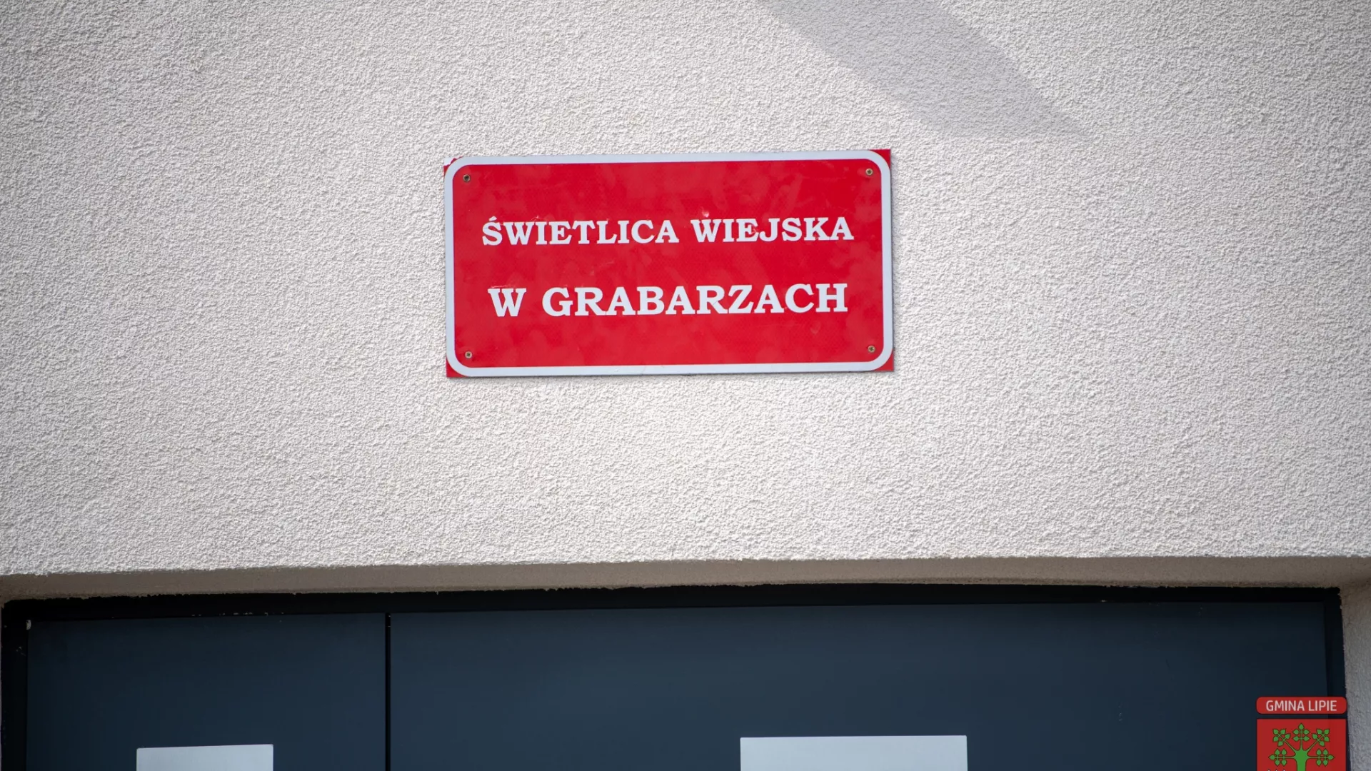 Tablica z napisem świetlica wiejska w Grabarzach