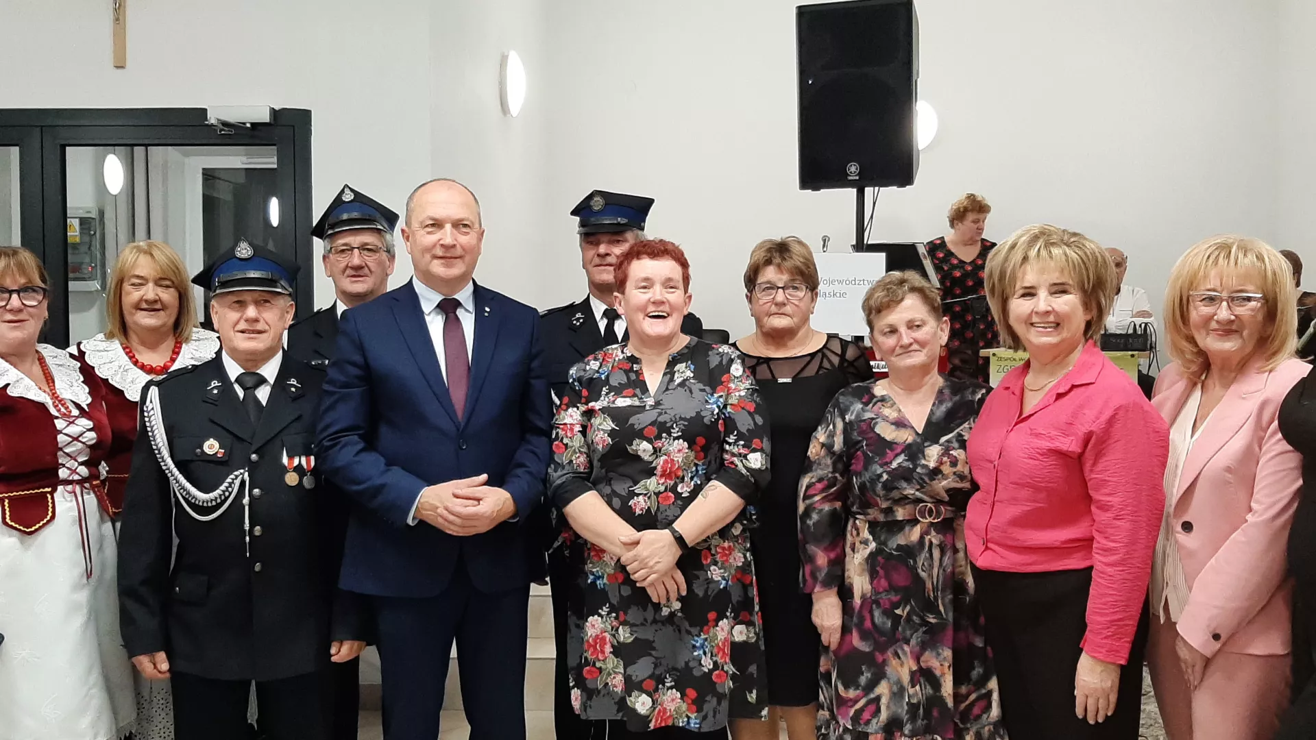 Zdjęcie grupowe uczestników Tradycyjnego Wieczoru Andrzejkowego wraz z gośćmi honorowymi.