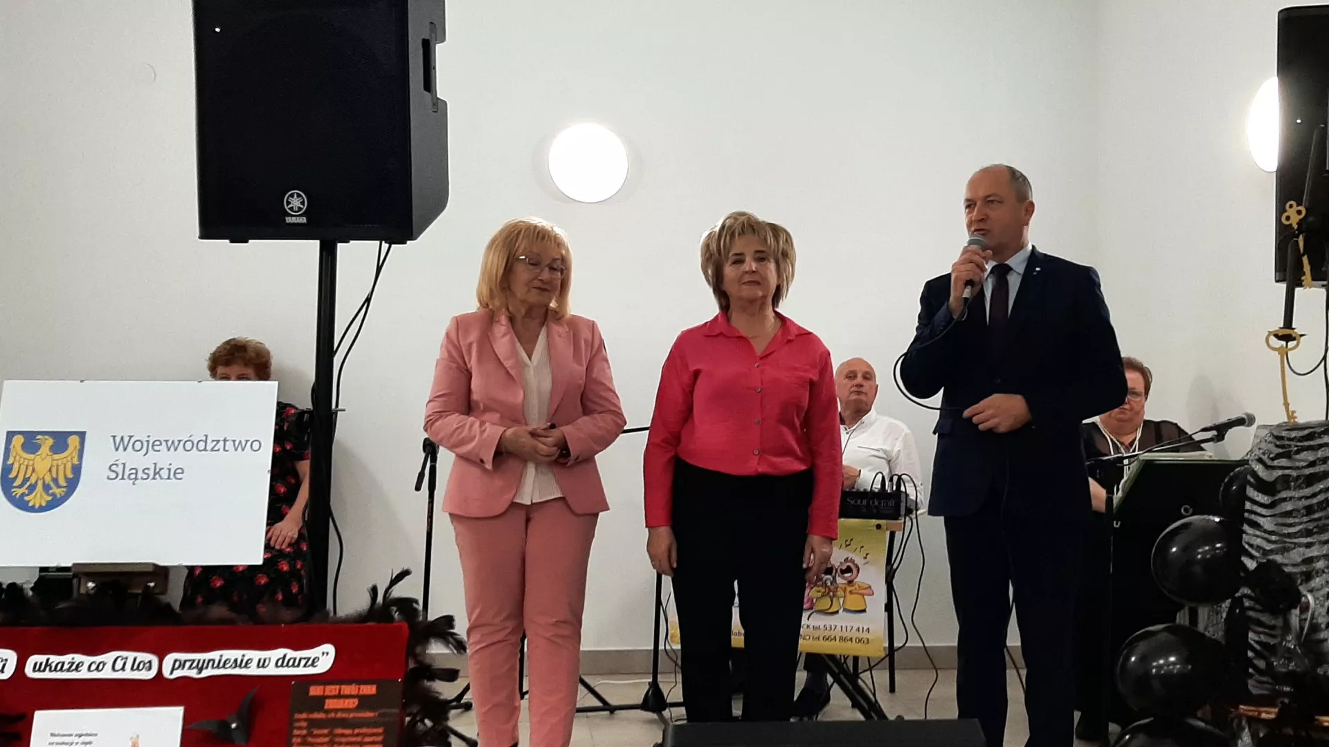 Wystąpienie gości honorowych – starosty powiatu, wójt gminy i posła, który przemawia przez mikrofon.