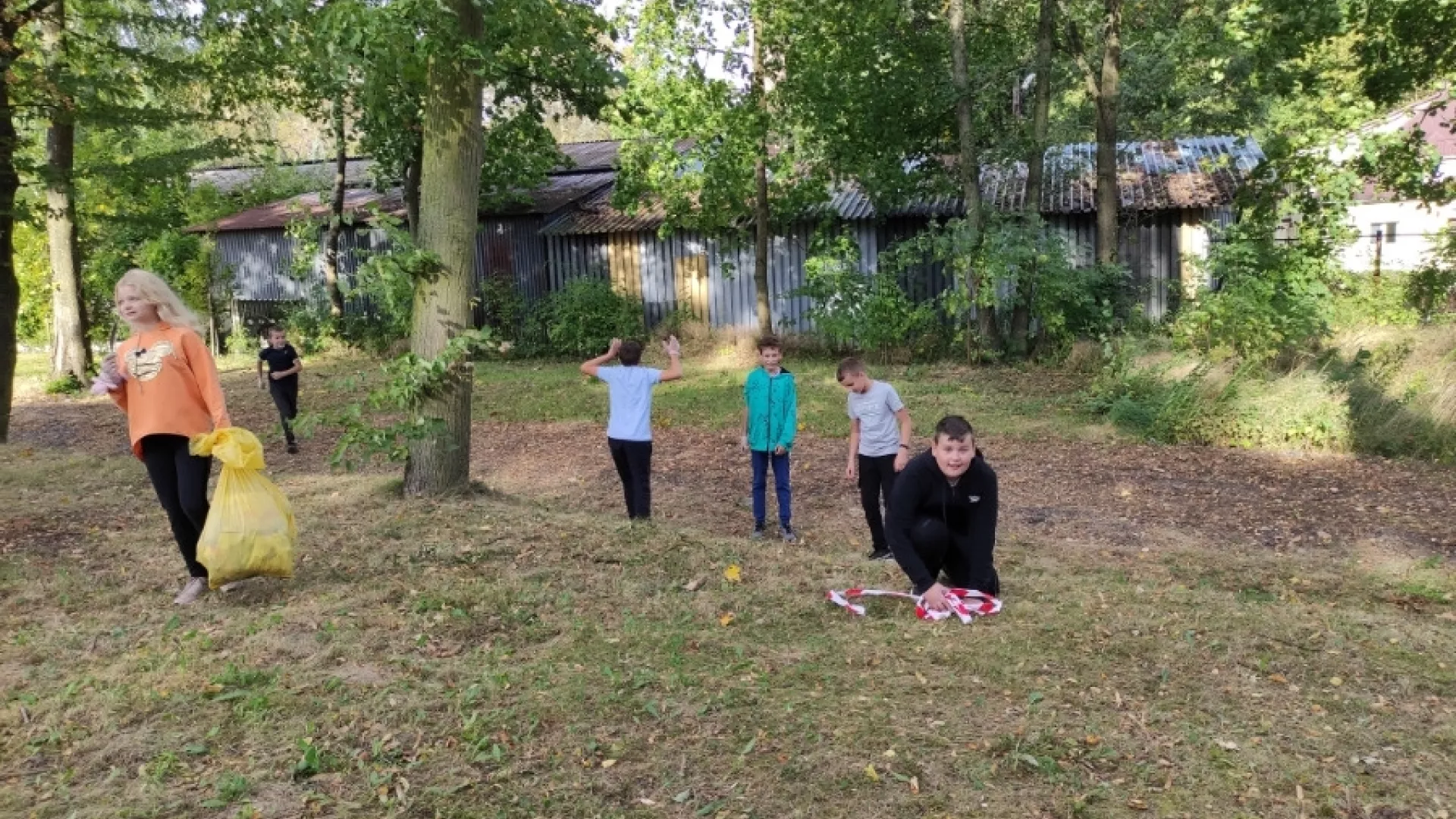 Uczniowie ZSP w Parzymiechach biorą udział w akcji „Sprzątanie świata”.