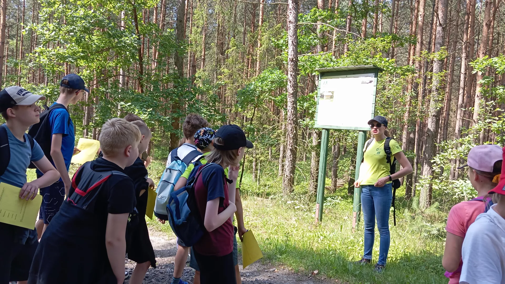 Warsztaty przyrodznicze na ścieżce dydaktycznej w lesie
