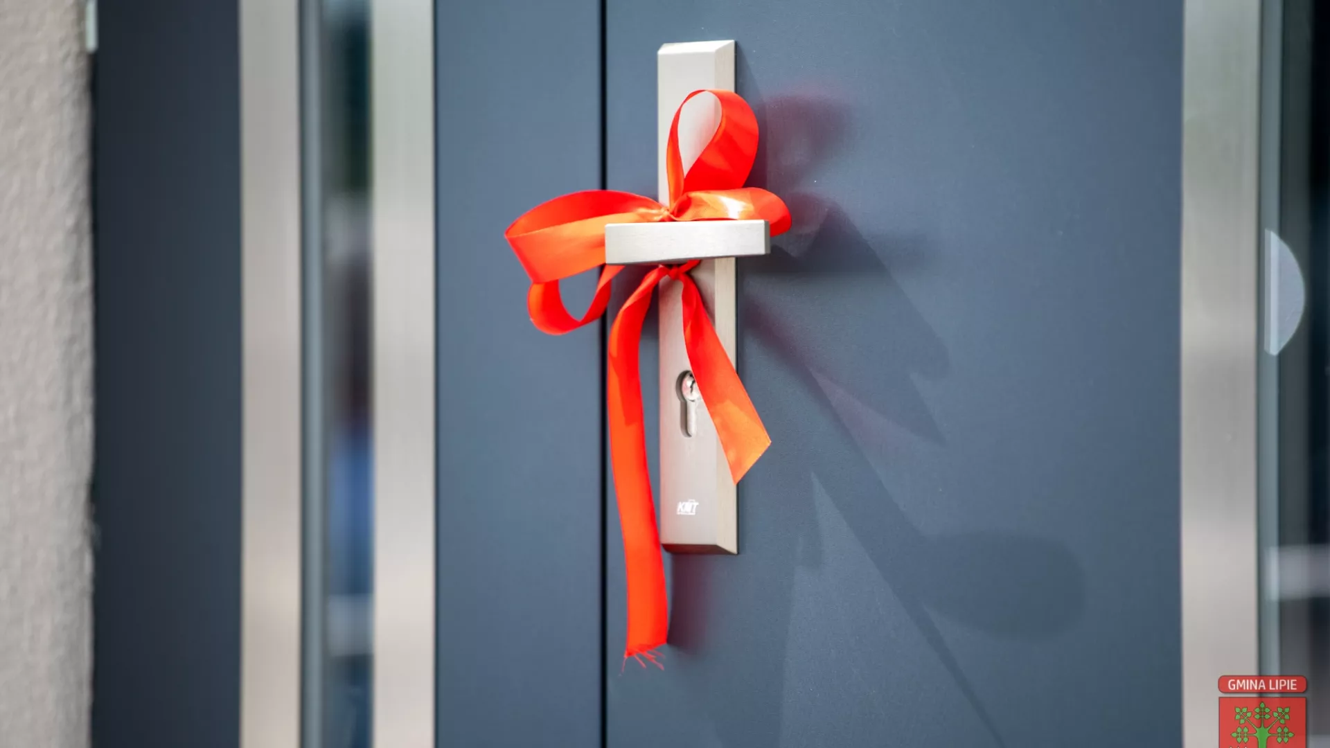 Wstążka na drzwiach remizy