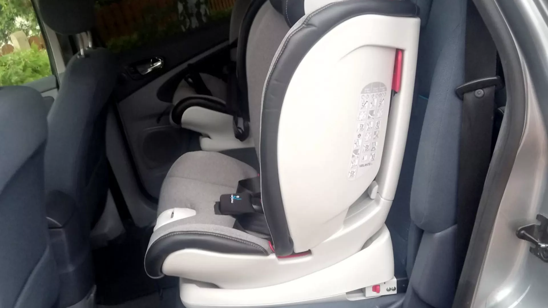 Foteliki do przewozu dzieci zamocowane na tylnej kanapie samochodu.