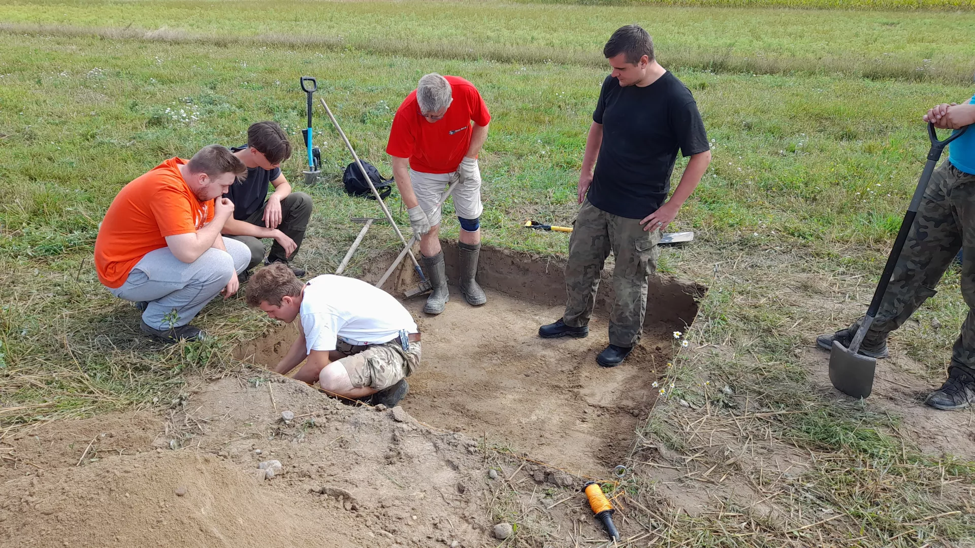 Archolodzy w wykopie podczas badań w Parzymiechach.