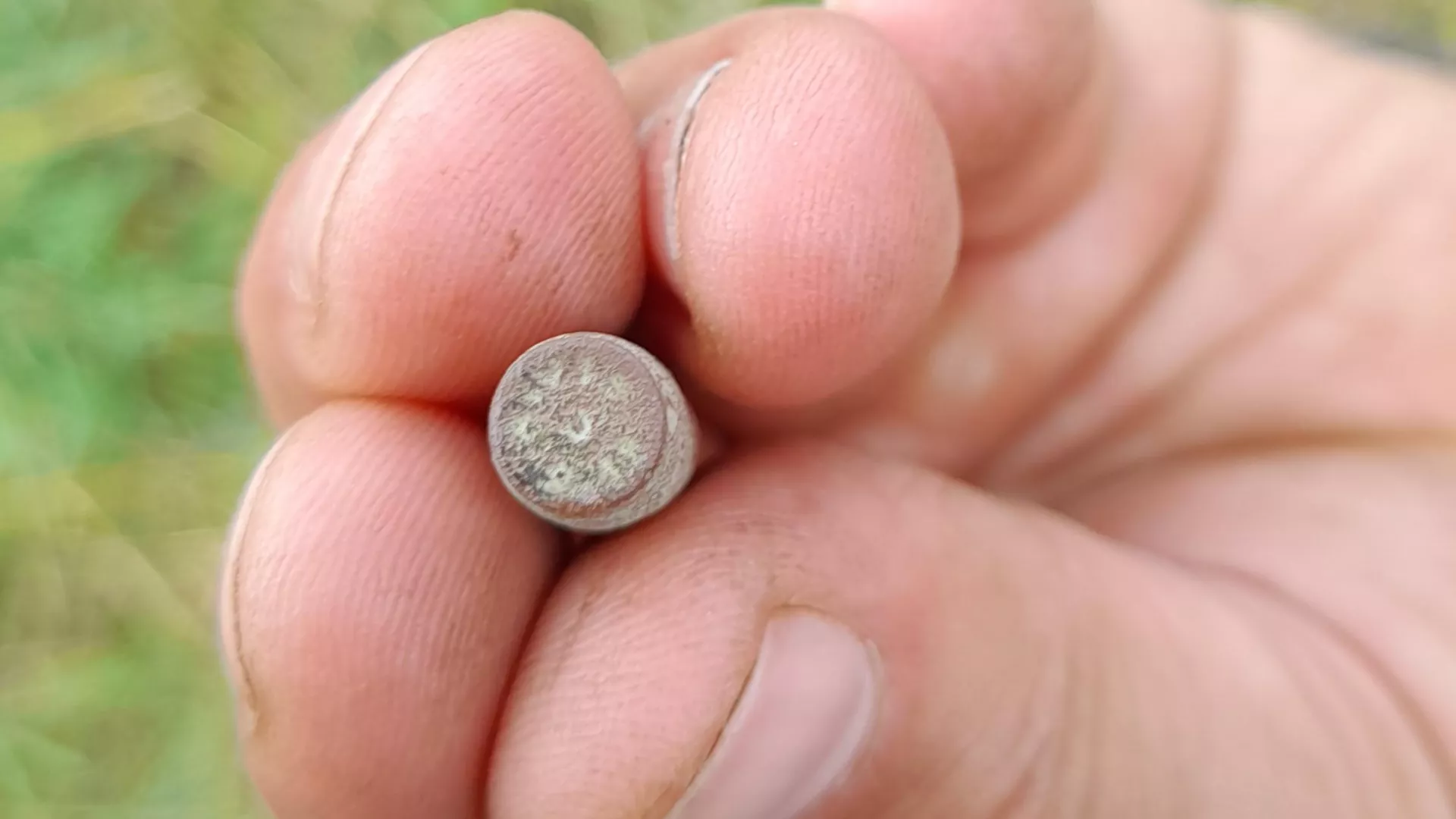 Szczegóły wyglądu odnalezionego pocisku.