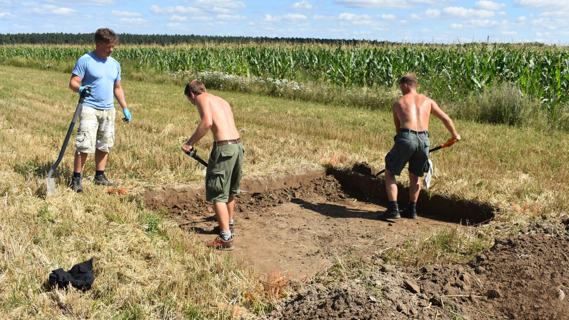 2)	Pierwsze wykopy wykonywane przez archeologów.