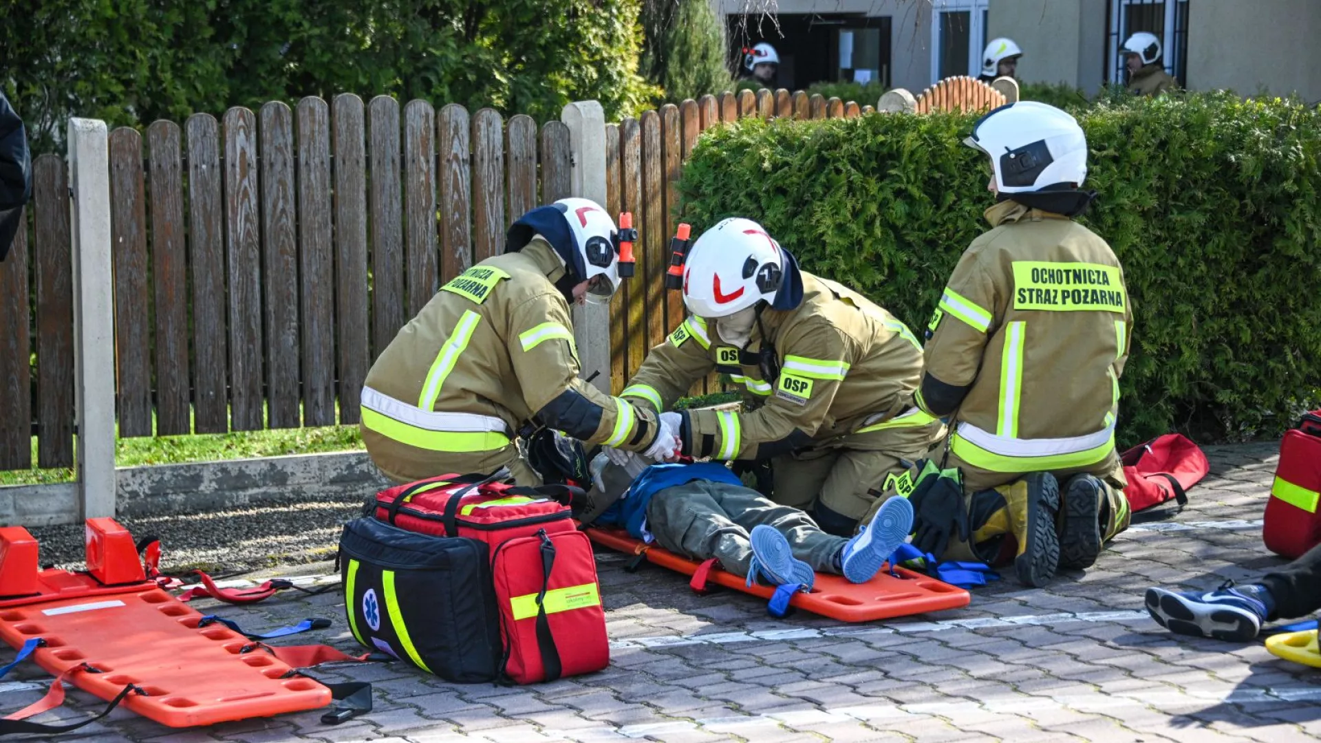 Strażacy udzielający pierwszej pomocy osobom poszkodowanym 