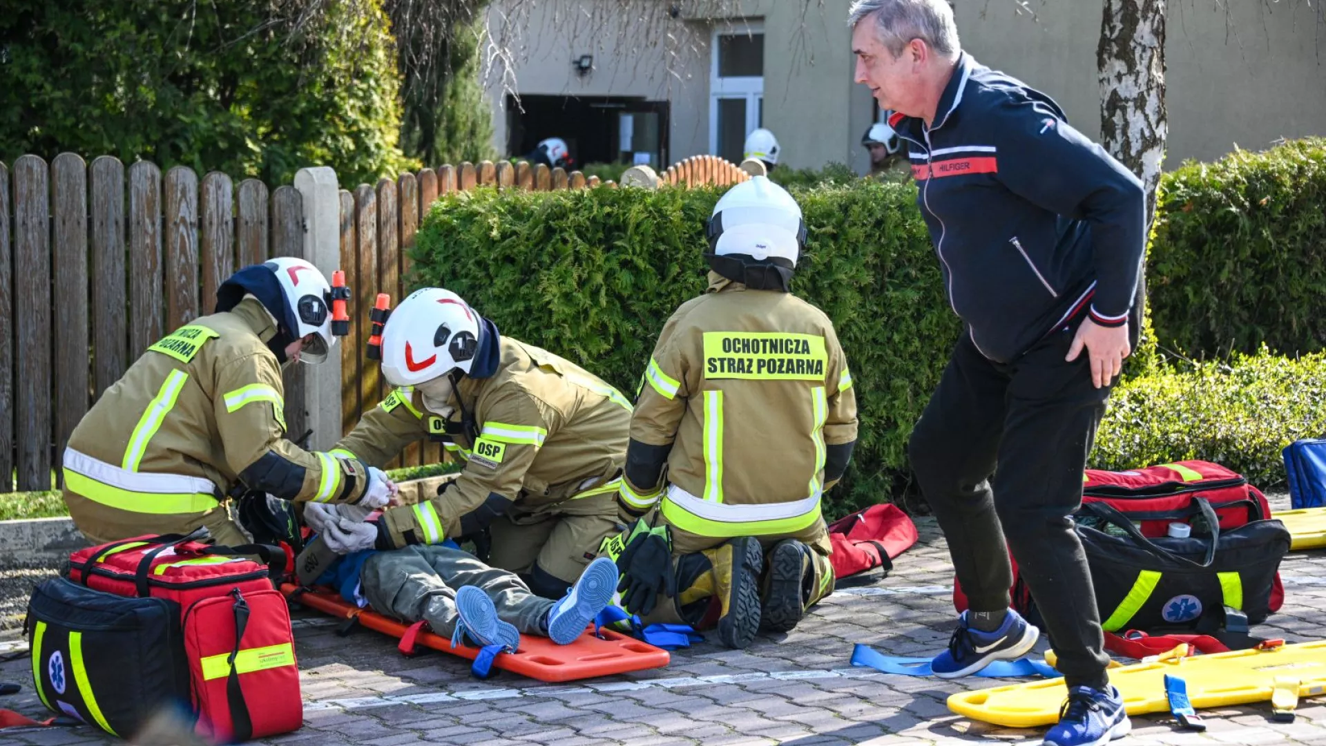 Strażacy udzielający pierwszej pomocy osobom poszkodowanym 