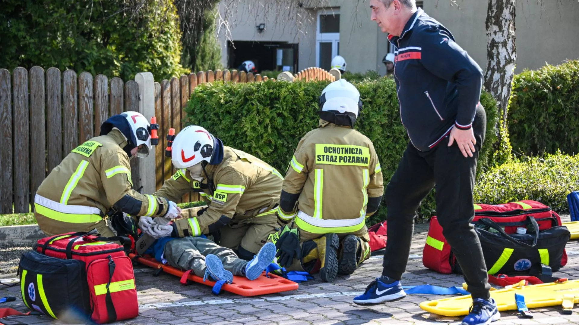 Strażacy udzielający pierwszej pomocy osobom poszkodowanym 