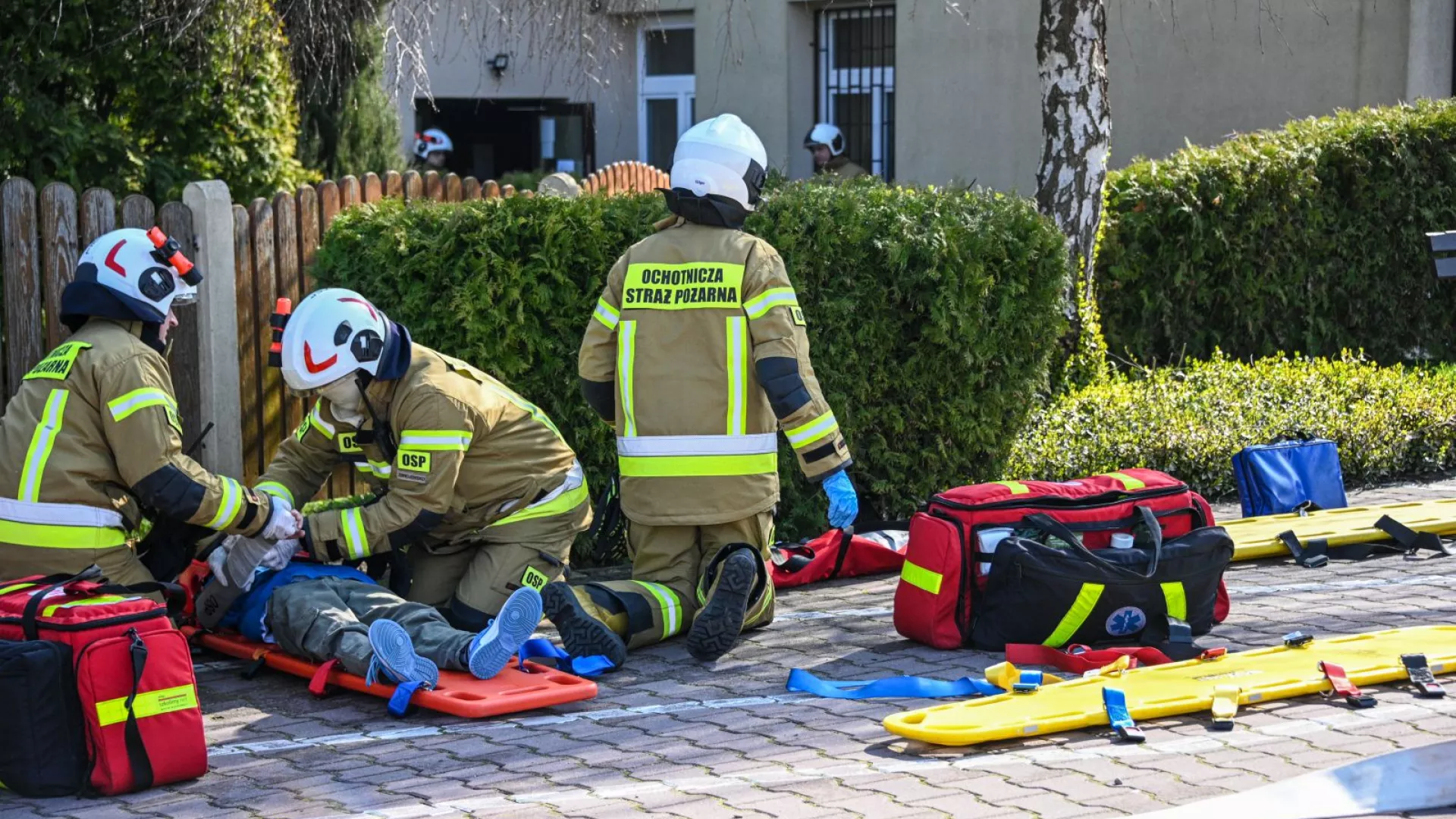 Strażacy udzielający pierwszej pomocy osobom poszkodowanym 