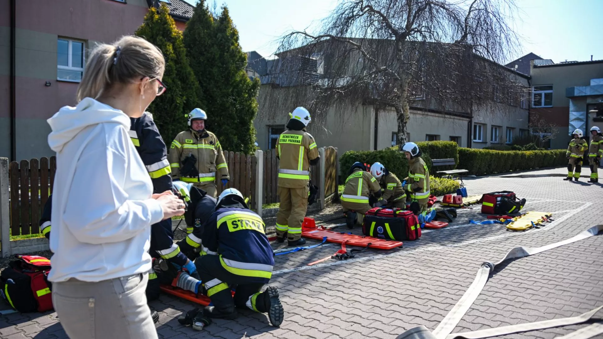 Strażacy udzielający pierwszej pomocy osobom poszkodowanym 