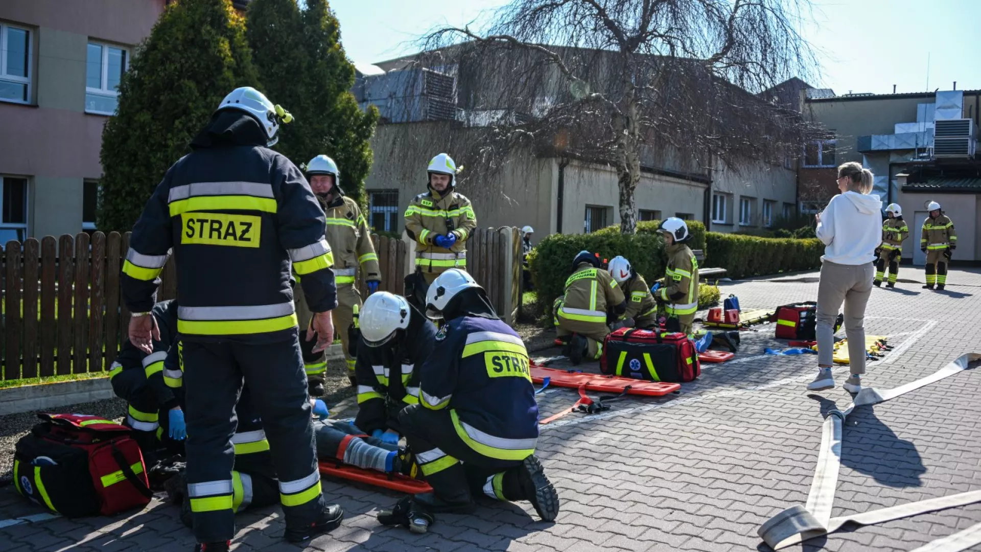 Strażacy udzielający pierwszej pomocy osobom poszkodowanym 
