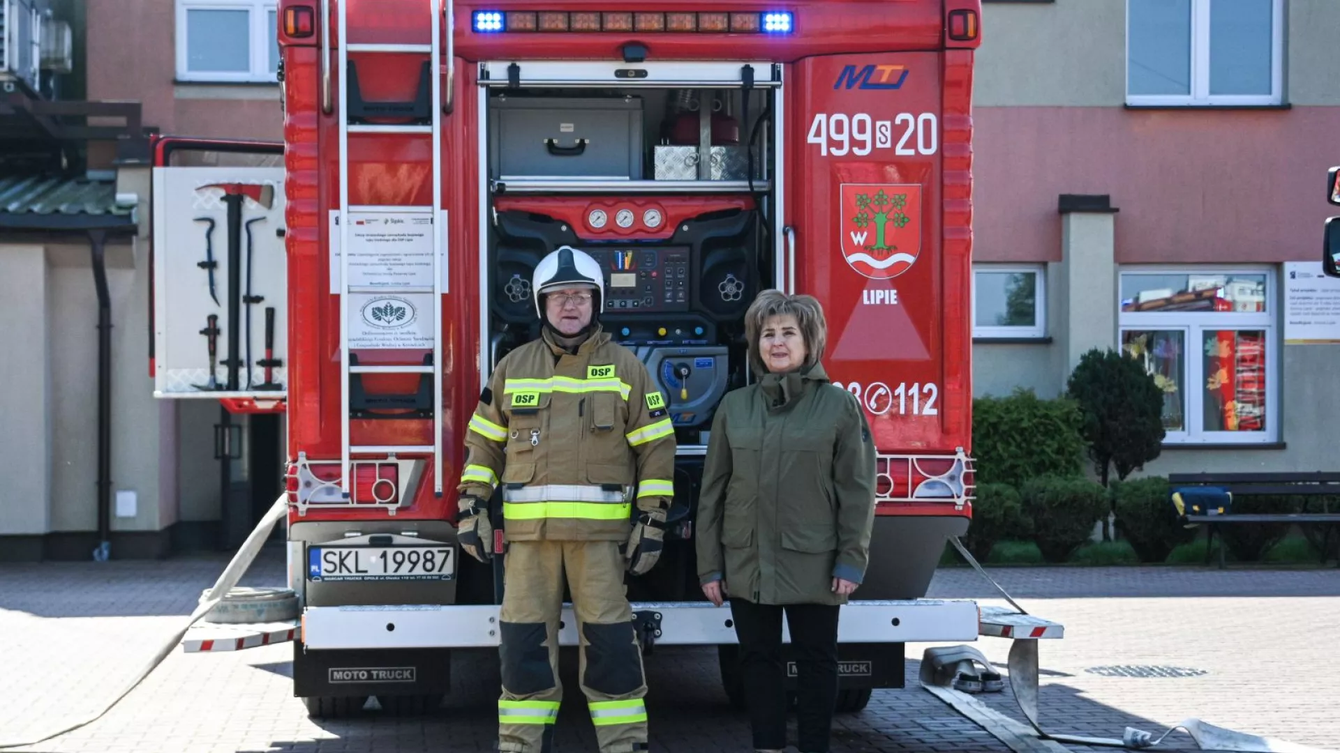 Wójt Gminy Lipie i strażacy na tle samochodów strażackich podczas ćwiczeń w ZS-P Lipie
